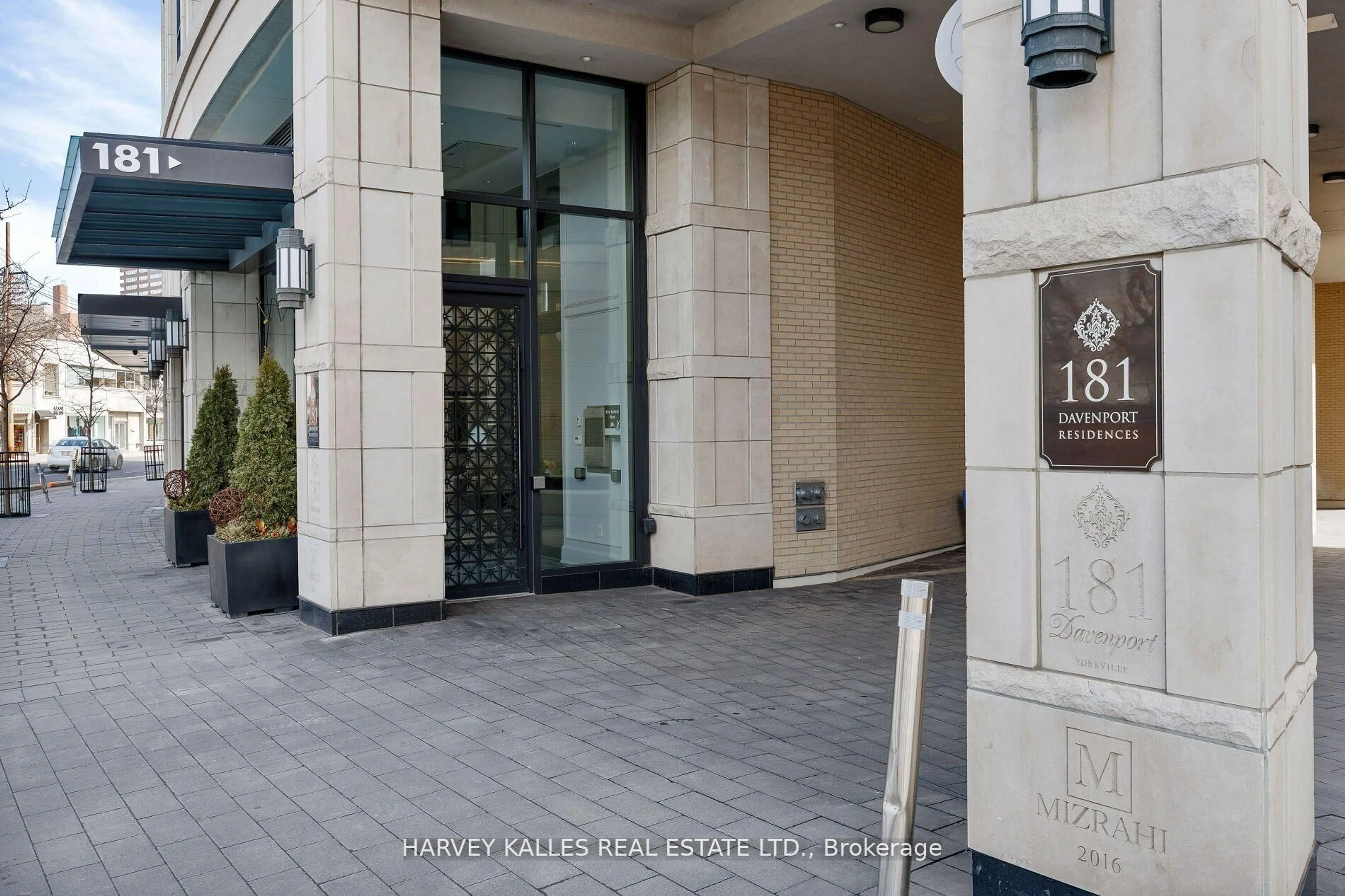 Indoor foyer for 181 Davenport Rd #PH1201, Toronto Ontario M5R 1J1