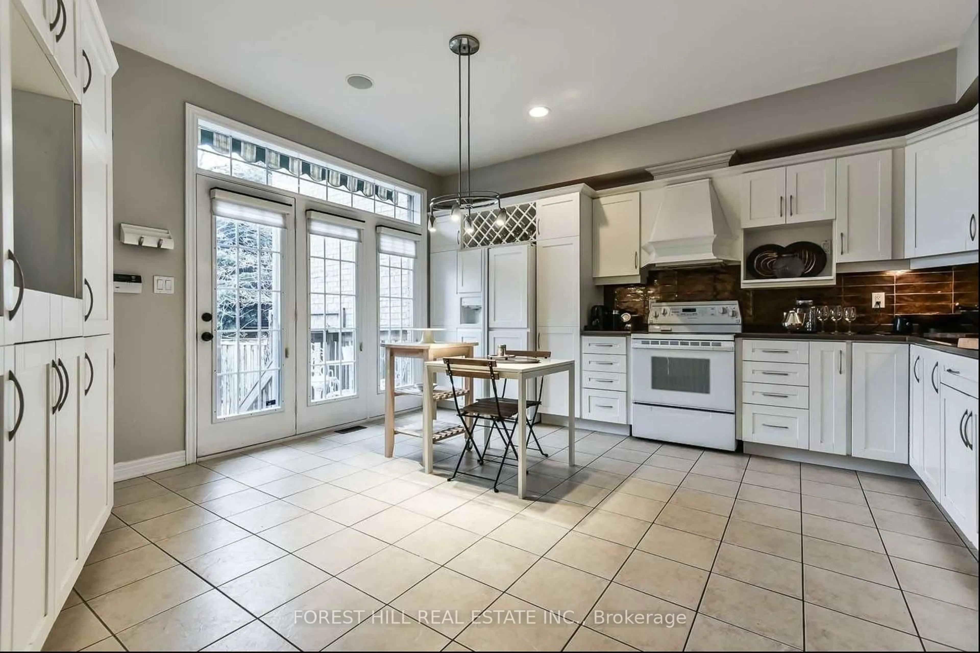 Open concept kitchen, ceramic/tile floor for 10 Horsham Ave, Toronto Ontario M2N 1Z7
