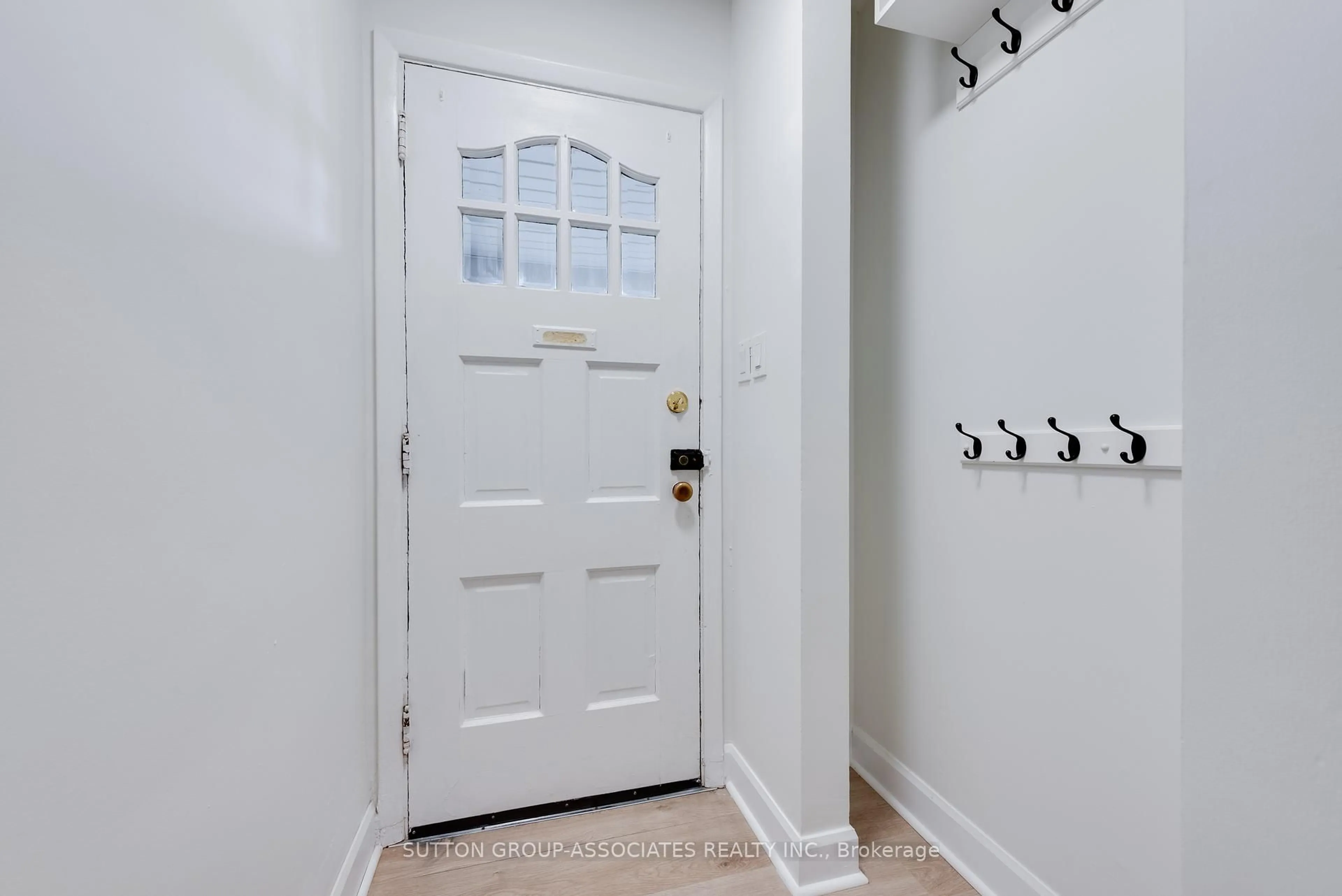 Indoor entryway for 110 Roseneath Gdns, Toronto Ontario M6C 3X6
