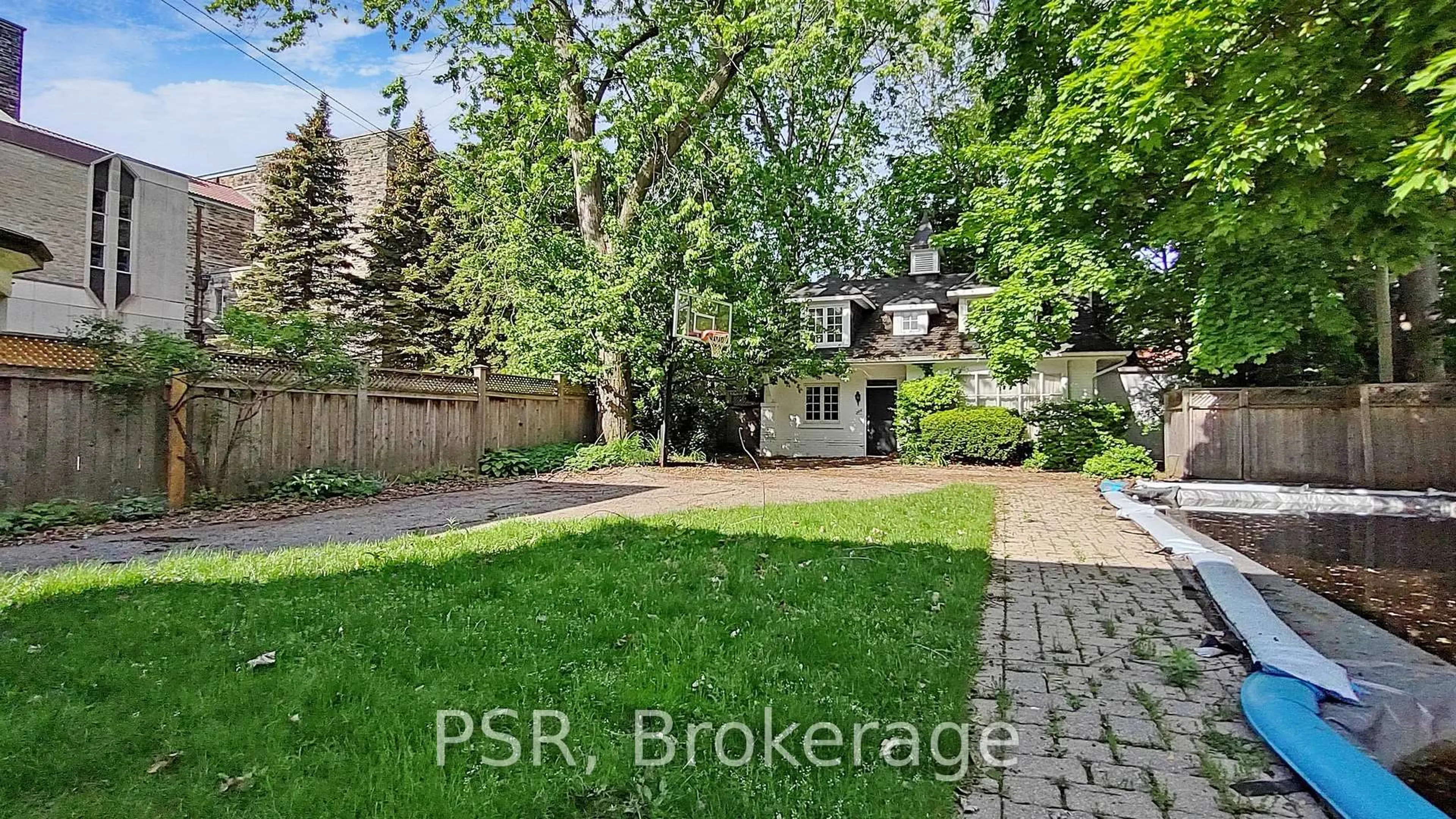A pic from outside/outdoor area/front of a property/back of a property/a pic from drone, street for 28 Dunvegan Rd, Toronto Ontario M4V 2P6