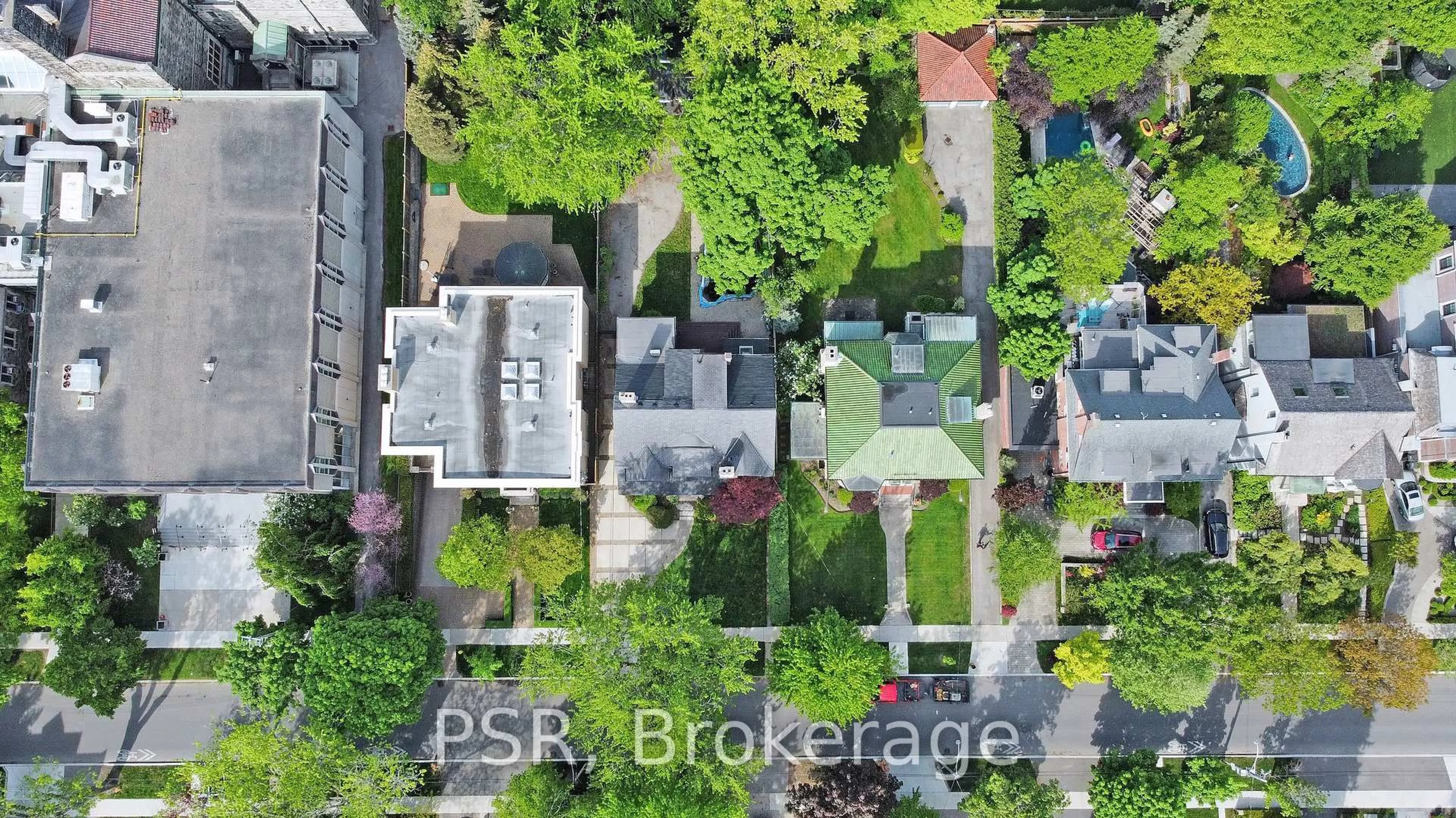 A pic from outside/outdoor area/front of a property/back of a property/a pic from drone, street for 28 Dunvegan Rd, Toronto Ontario M4V 2P6