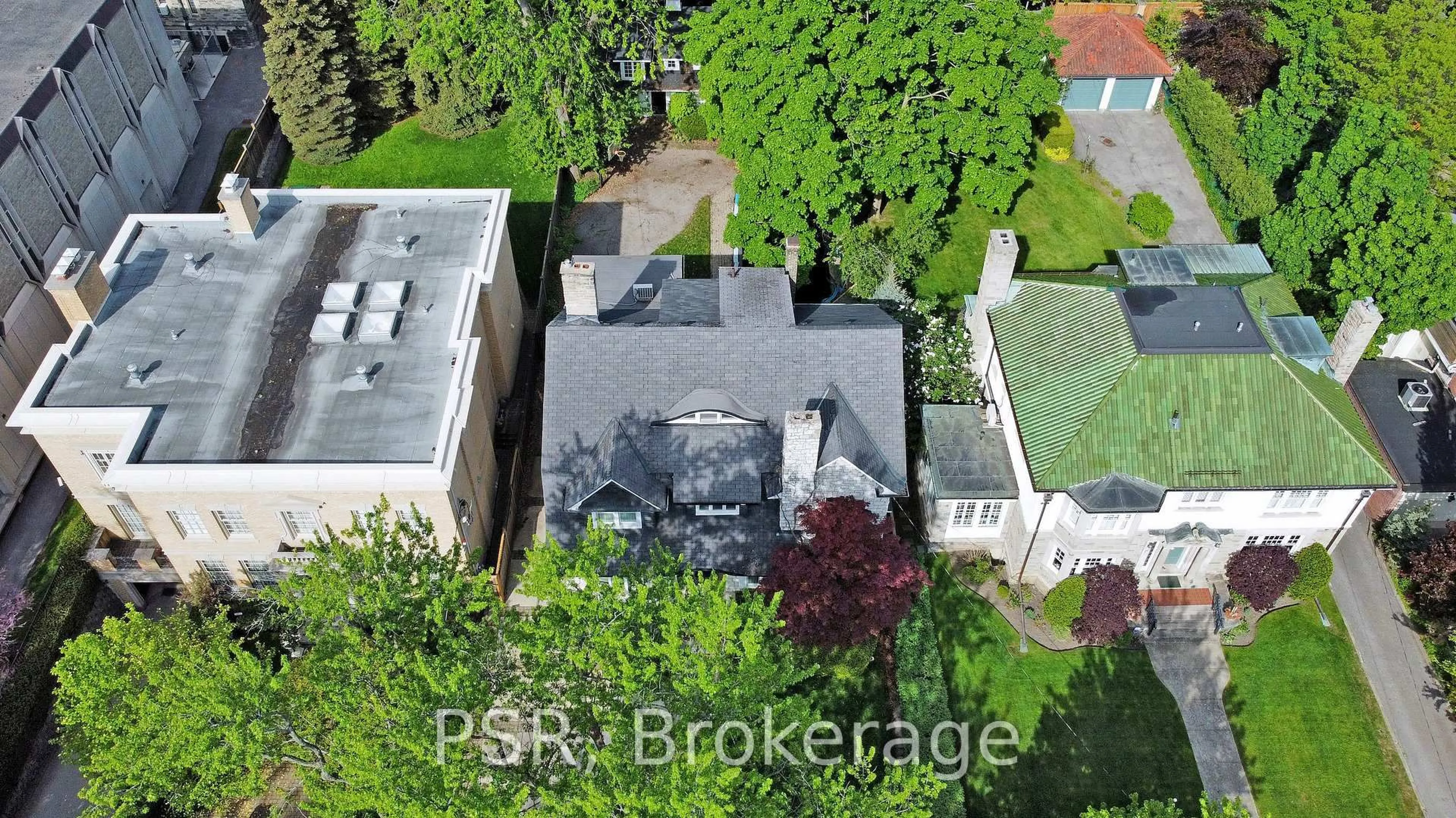 A pic from outside/outdoor area/front of a property/back of a property/a pic from drone, building for 28 Dunvegan Rd, Toronto Ontario M4V 2P6