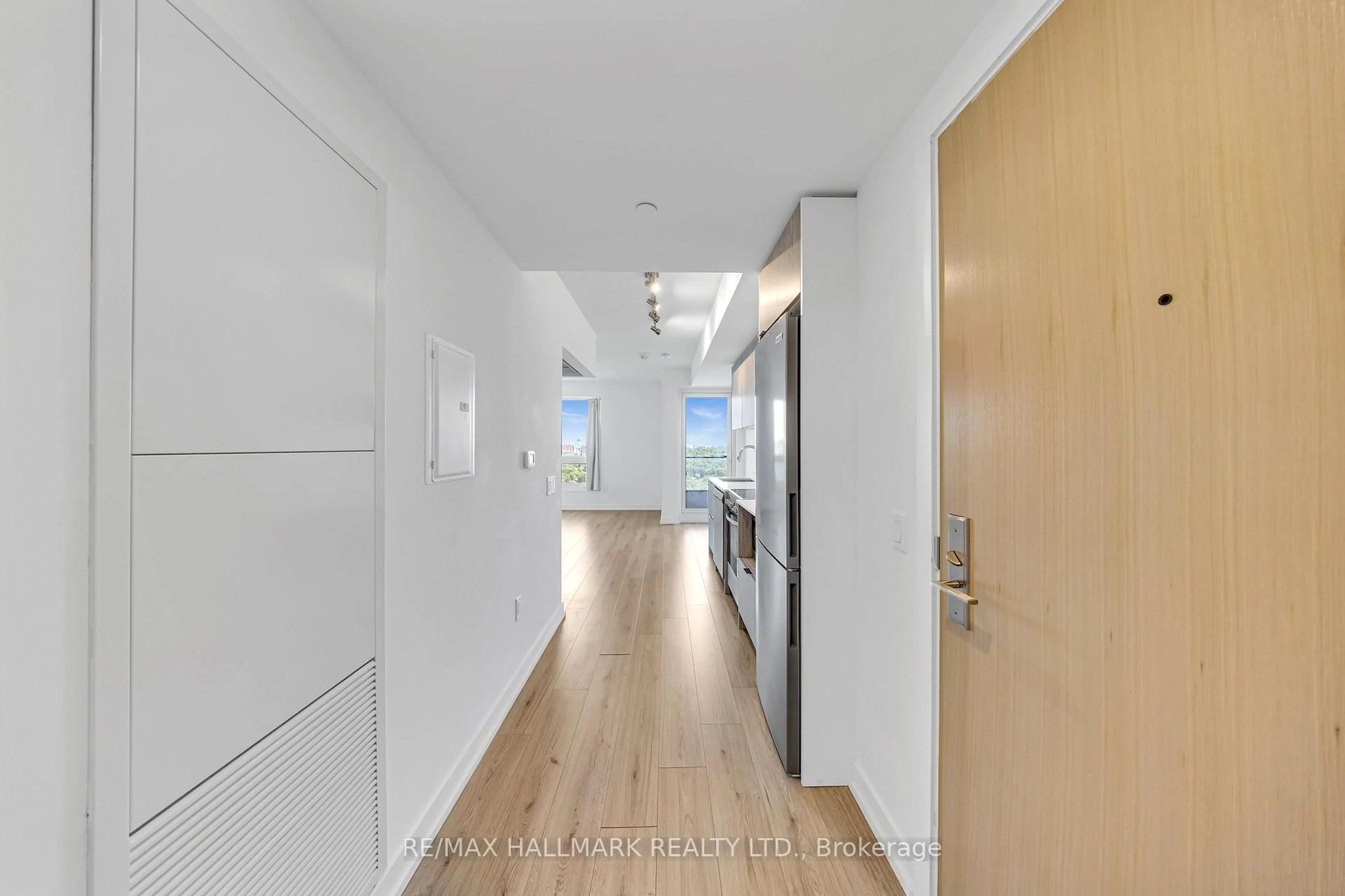 Indoor foyer for 395 Bloor St #2607, Toronto Ontario M4W 1H7