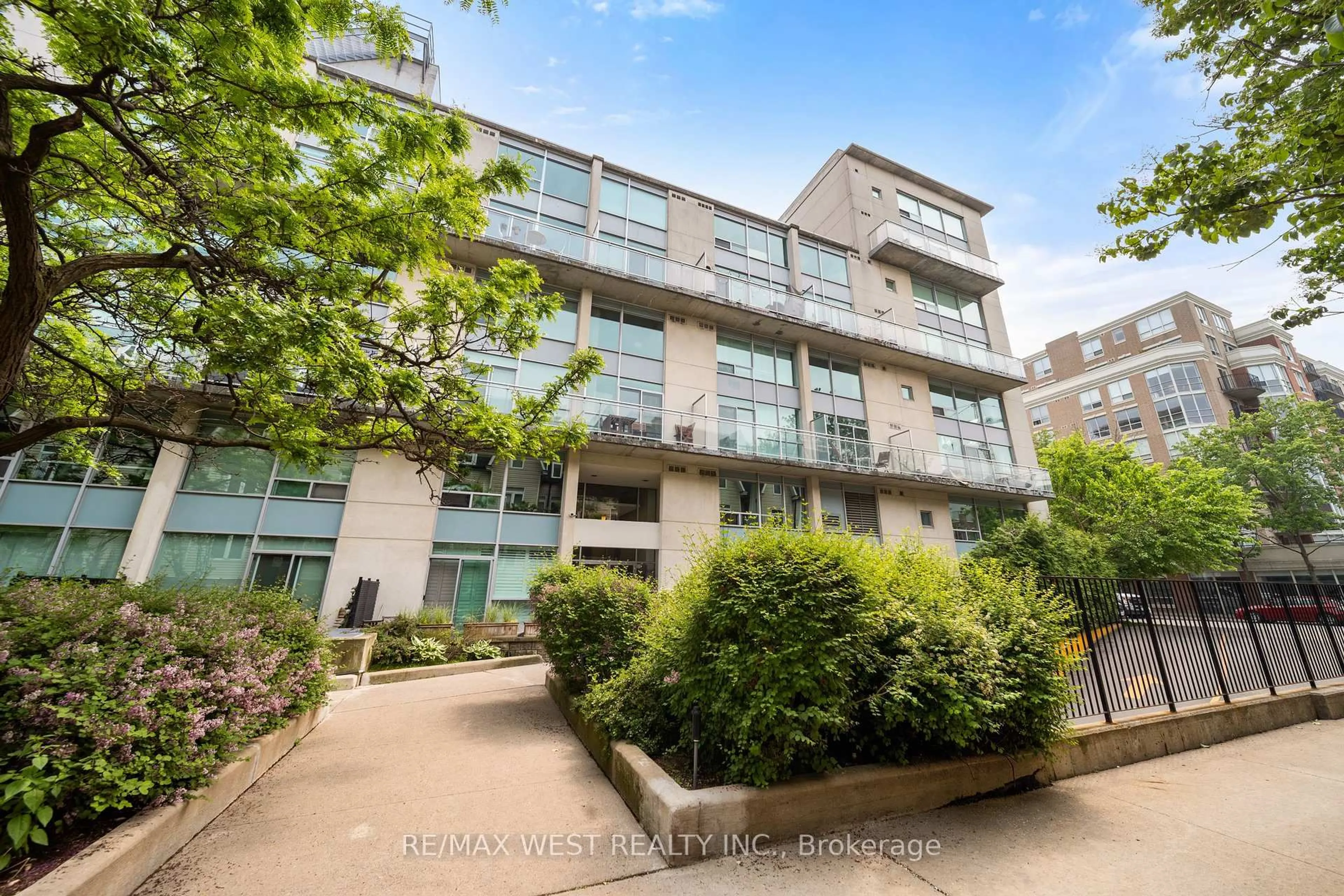 A pic from outside/outdoor area/front of a property/back of a property/a pic from drone, building for 954 King St #510, Toronto Ontario M6K 3L9