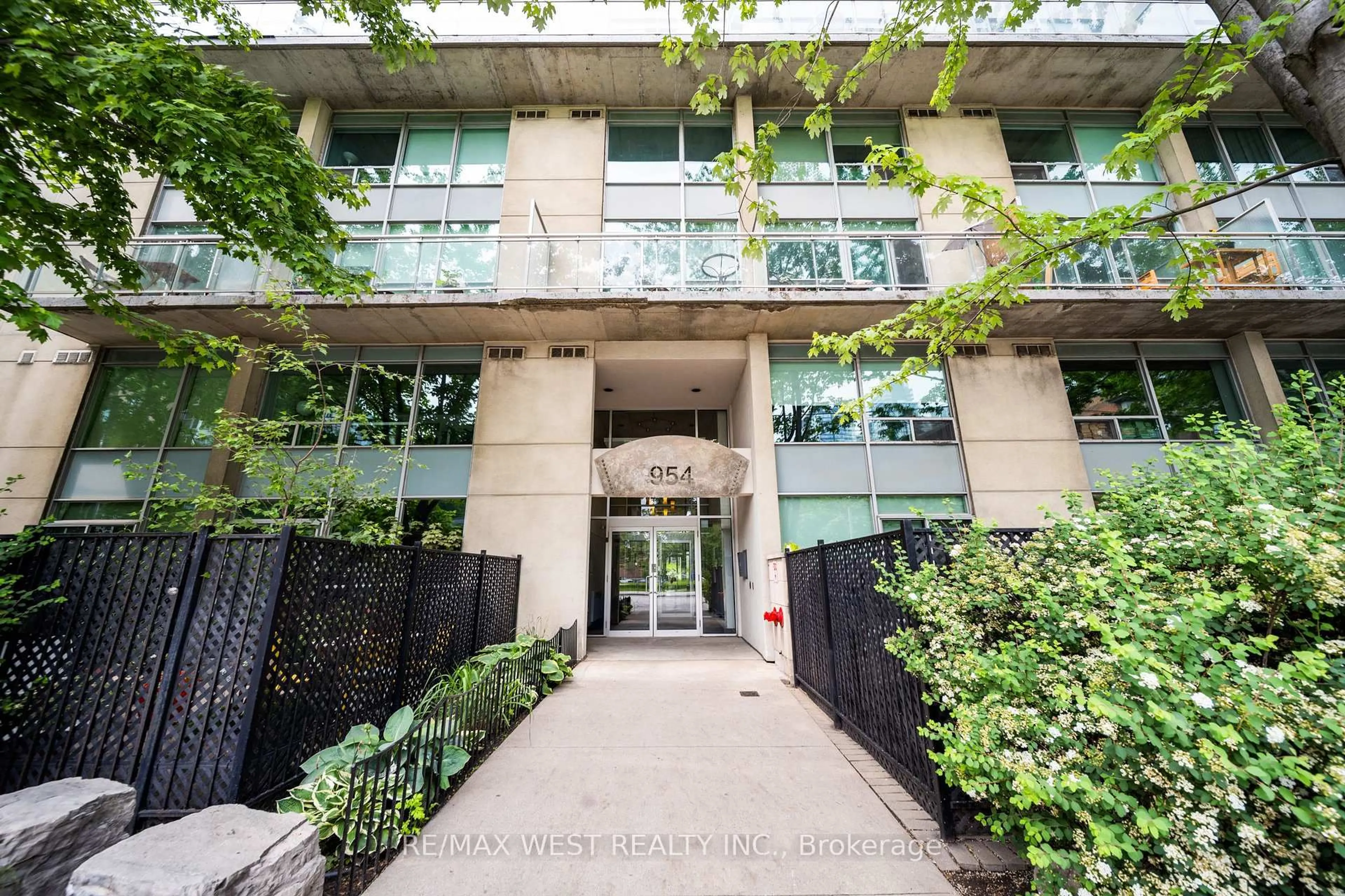 Indoor foyer for 954 King St #510, Toronto Ontario M6K 3L9