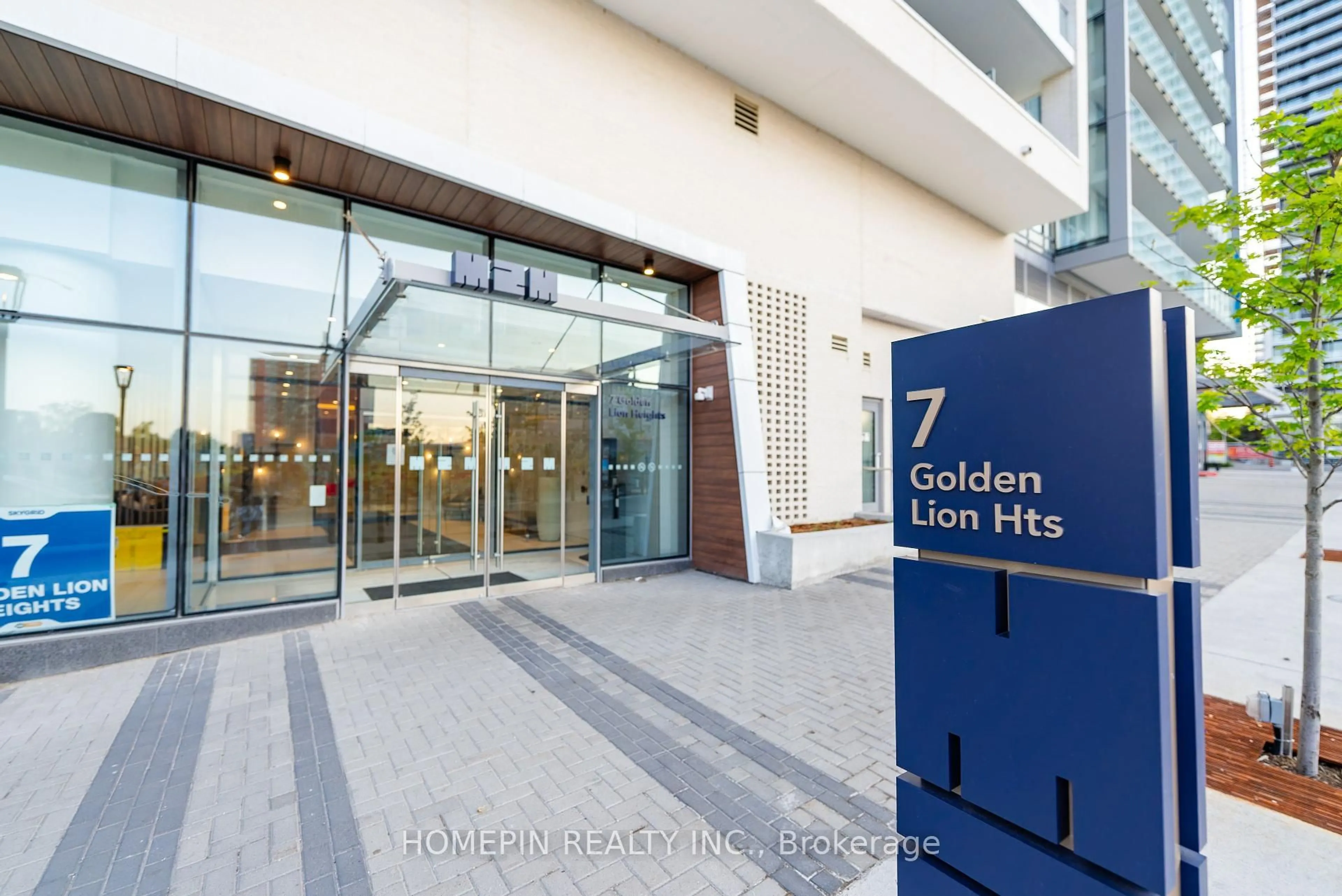 Indoor foyer for 7 Golden Lion Hts #N1608, Toronto Ontario M2M 0C1
