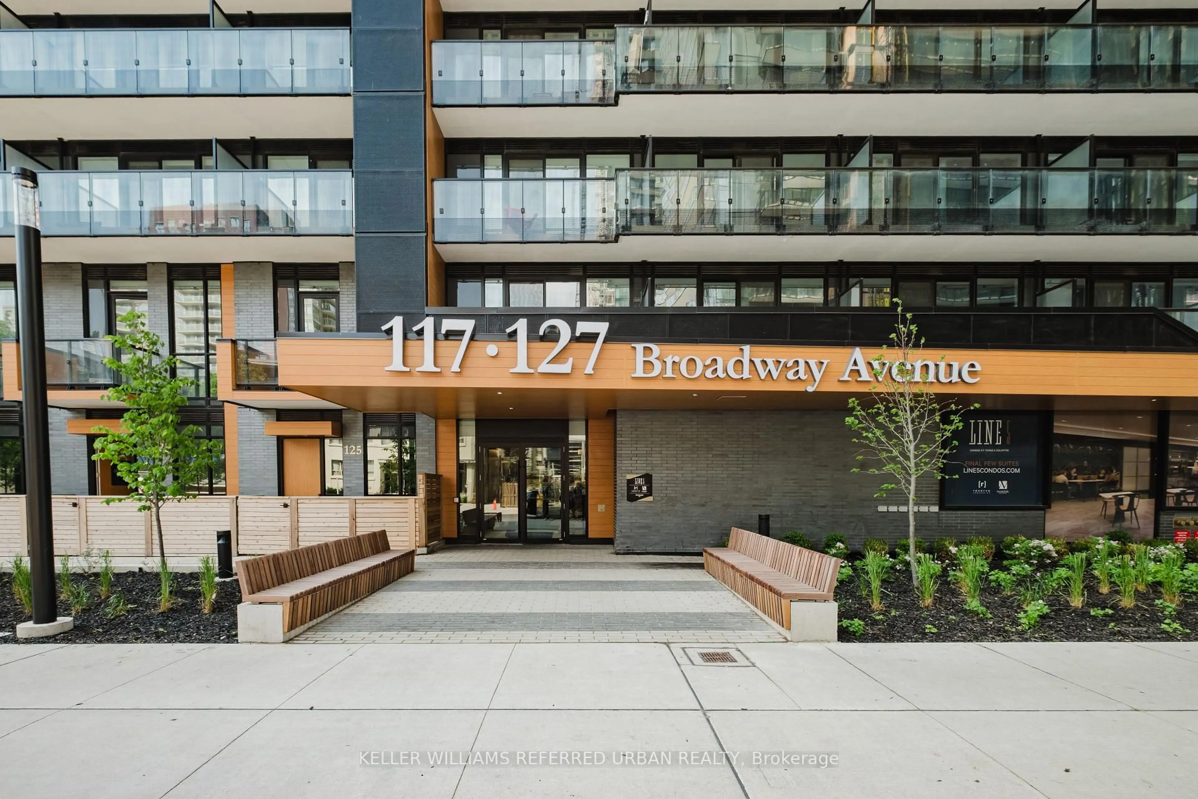 Indoor entryway for 127 Broadway Ave #207, Toronto Ontario M4P 1V4