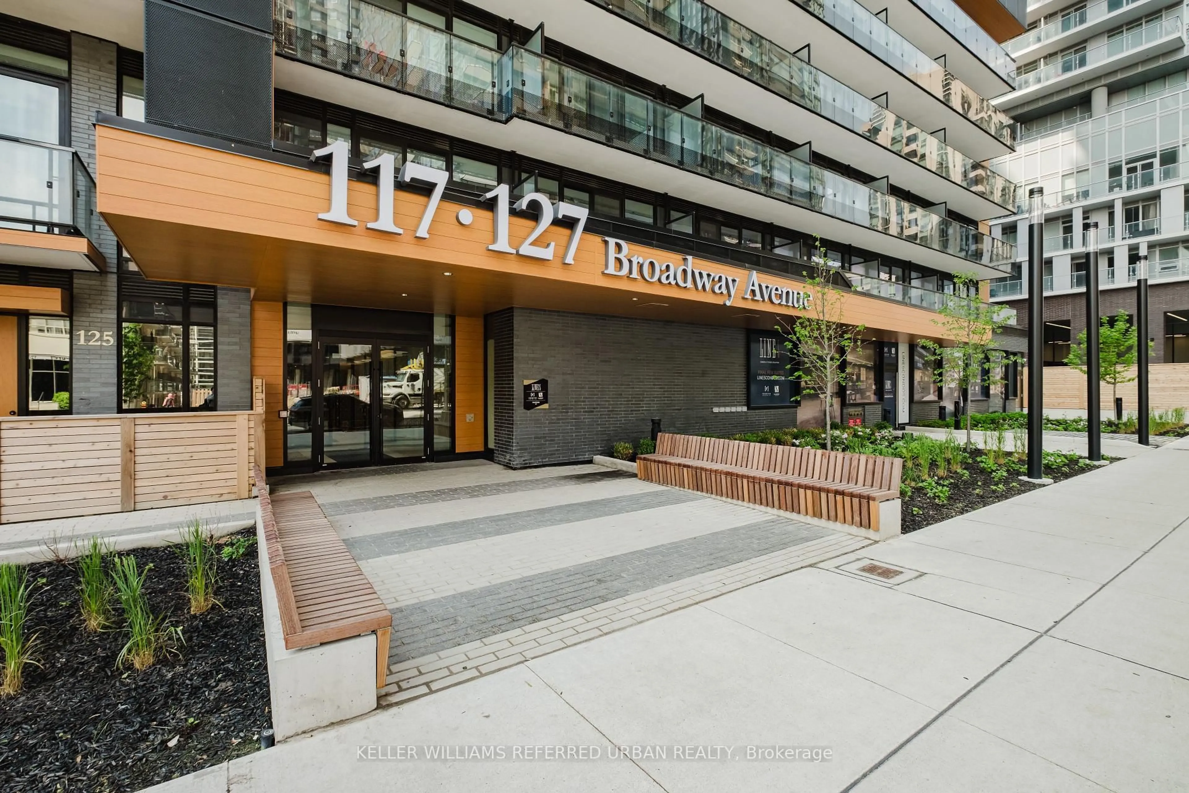 Indoor foyer for 127 Broadway Ave #207, Toronto Ontario M4P 1V4