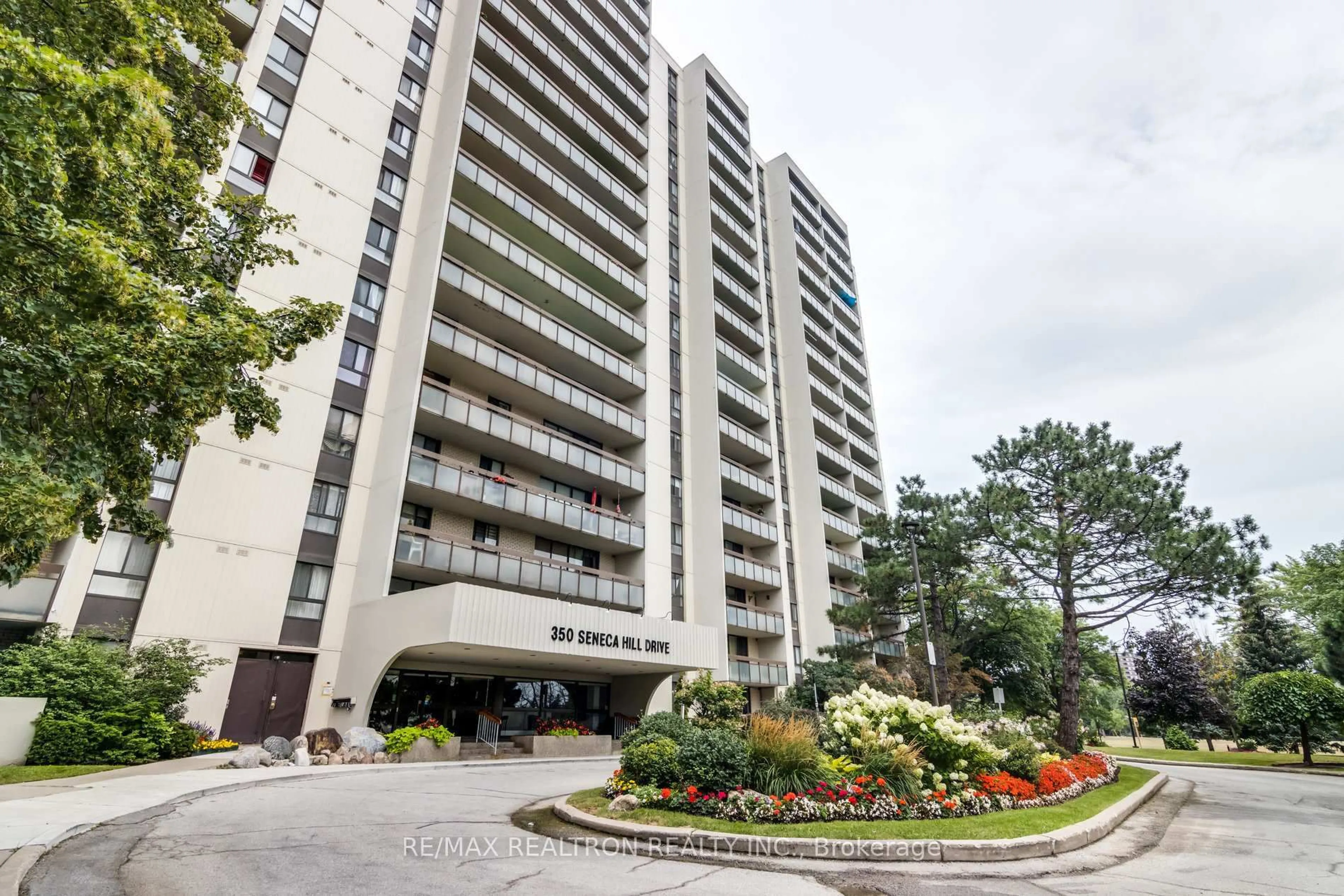Indoor foyer for 350 Seneca Hill Dr #801, Toronto Ontario M2J 4S7