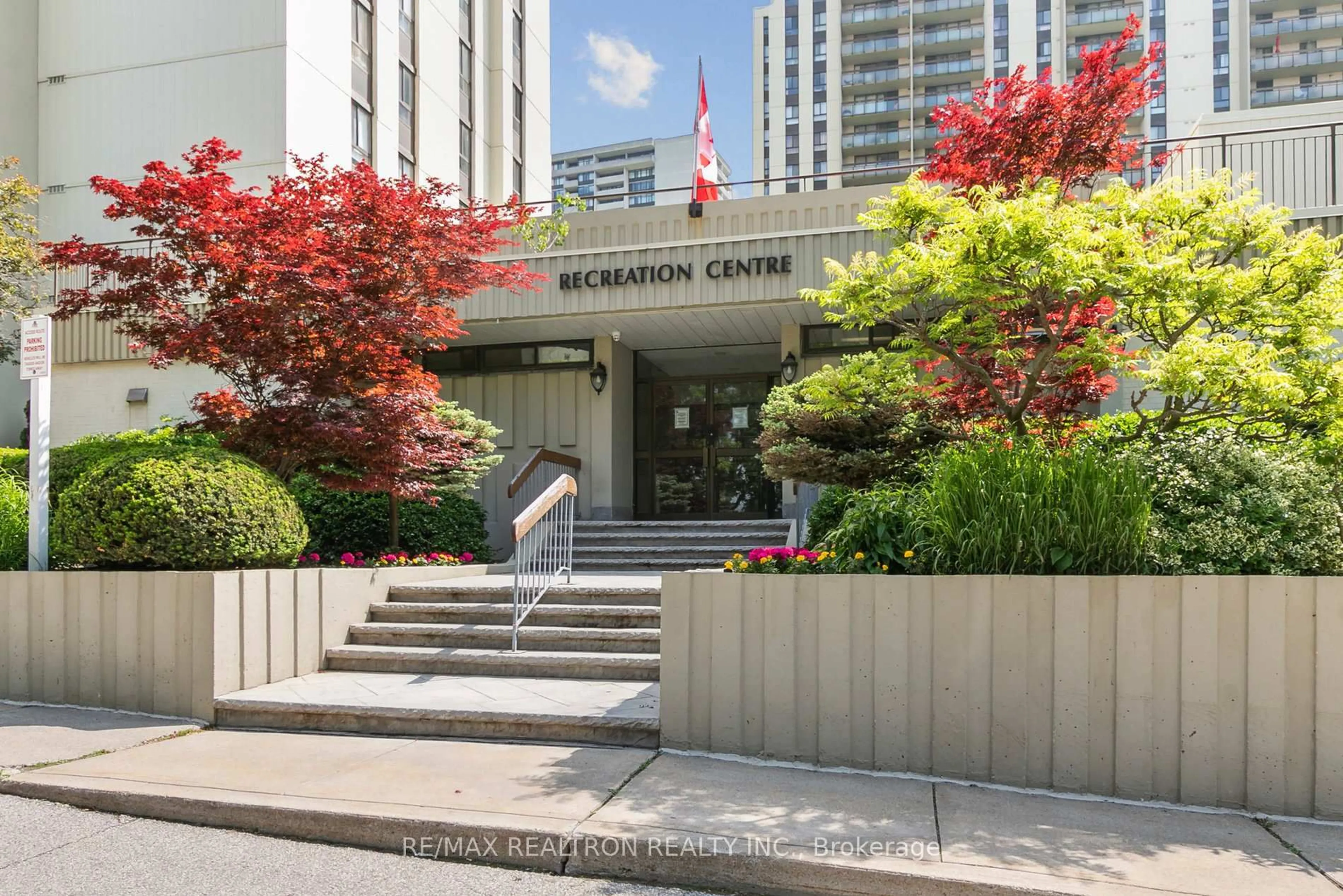 Indoor foyer for 350 Seneca Hill Dr #801, Toronto Ontario M2J 4S7