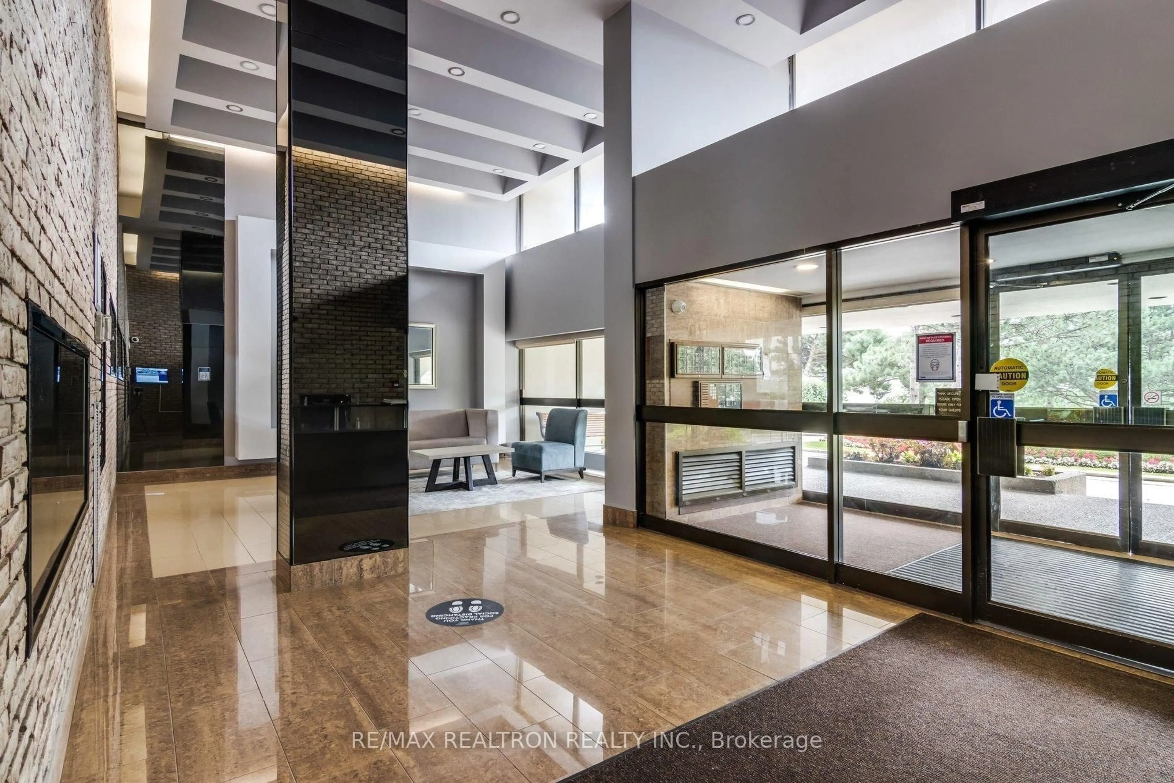 Indoor foyer for 350 Seneca Hill Dr #801, Toronto Ontario M2J 4S7