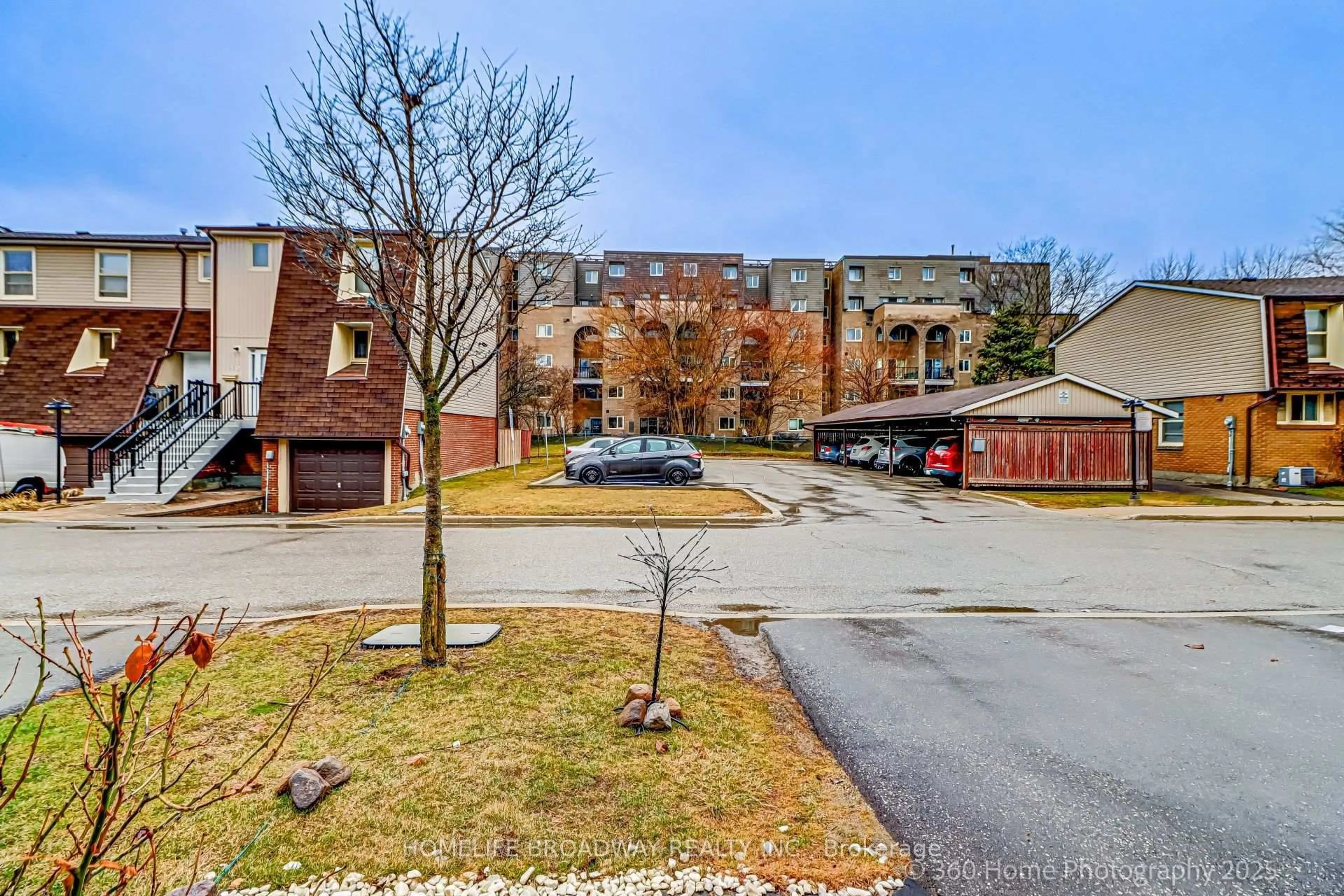 A pic from outside/outdoor area/front of a property/back of a property/a pic from drone, street for 51 Yellow Birch Way, Toronto Ontario M2H 2S9