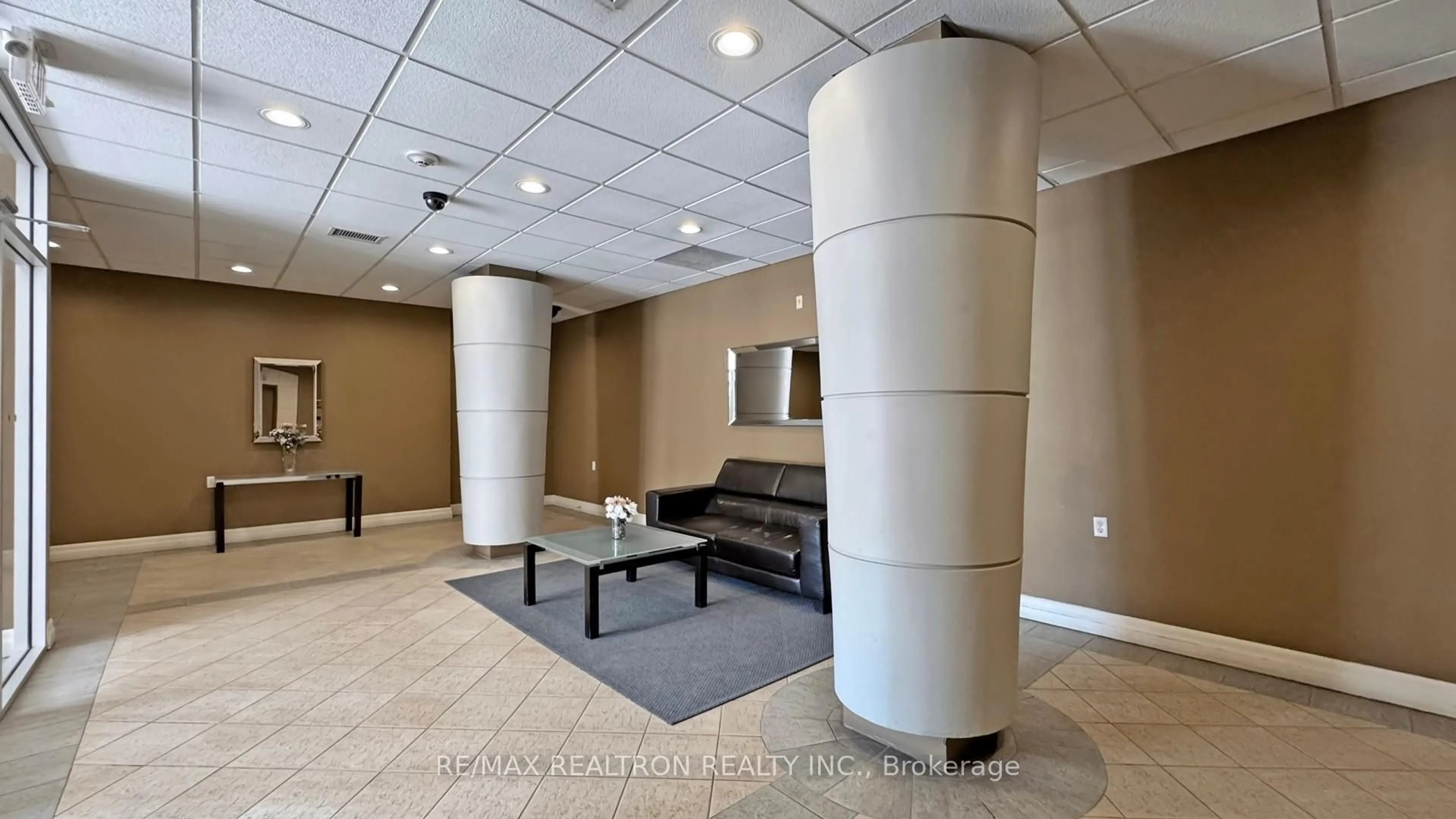 Indoor foyer for 600 Eglinton Ave ##202, Toronto Ontario M4P 1P1