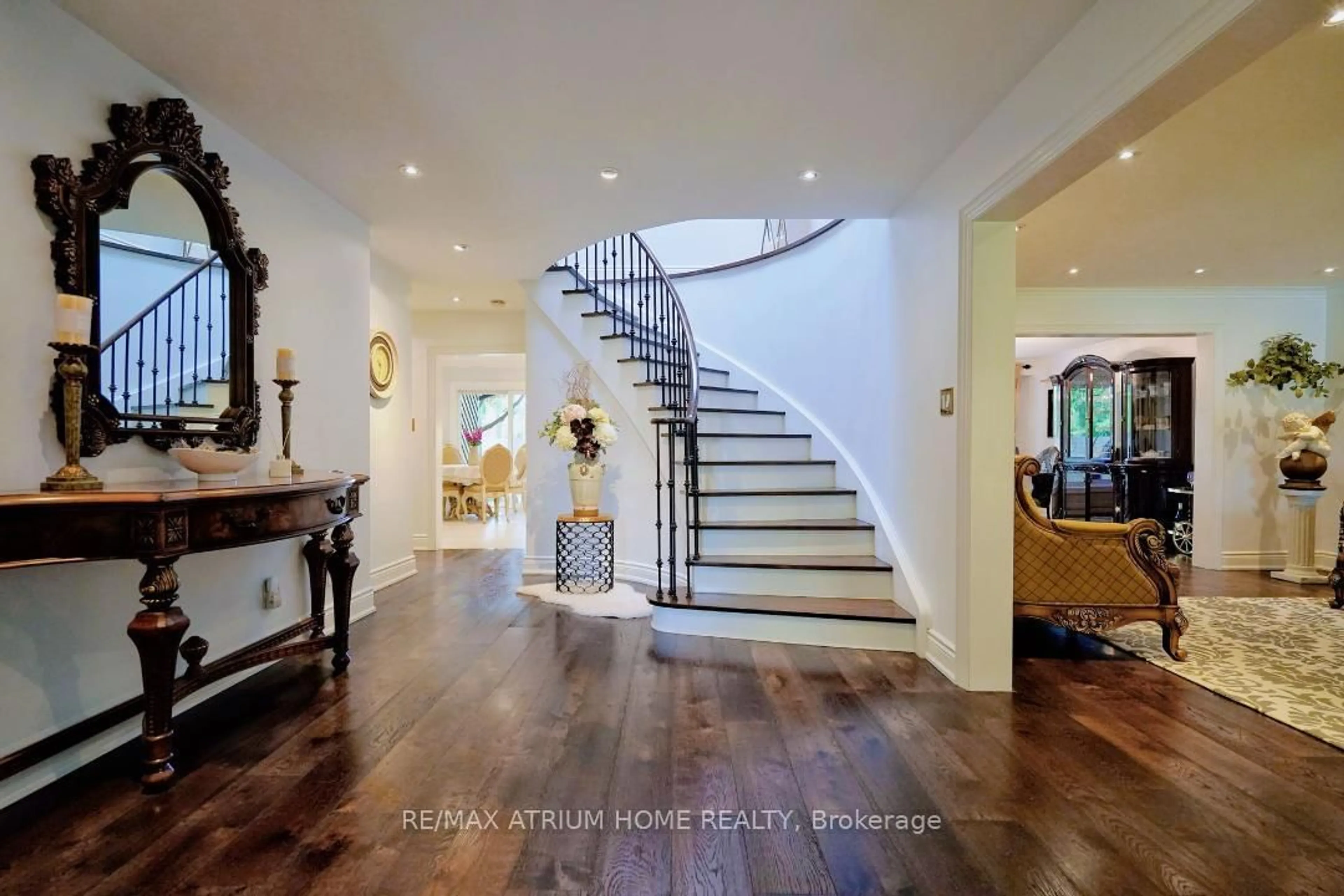 Indoor foyer for 8 Medalist Rd, Toronto Ontario M2P 1Y3