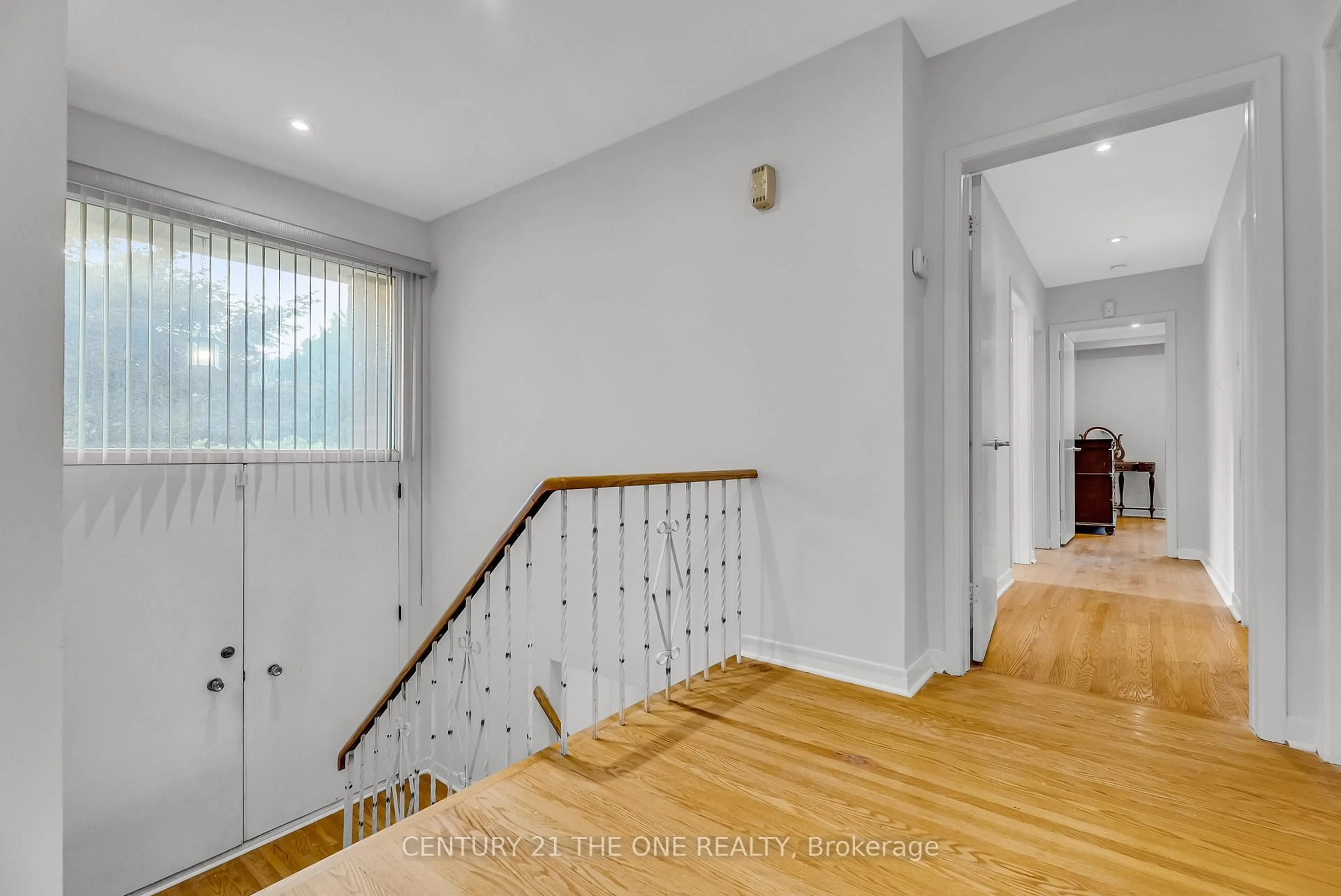Indoor foyer for 225 Maxome Ave, Toronto Ontario M2M 3L3