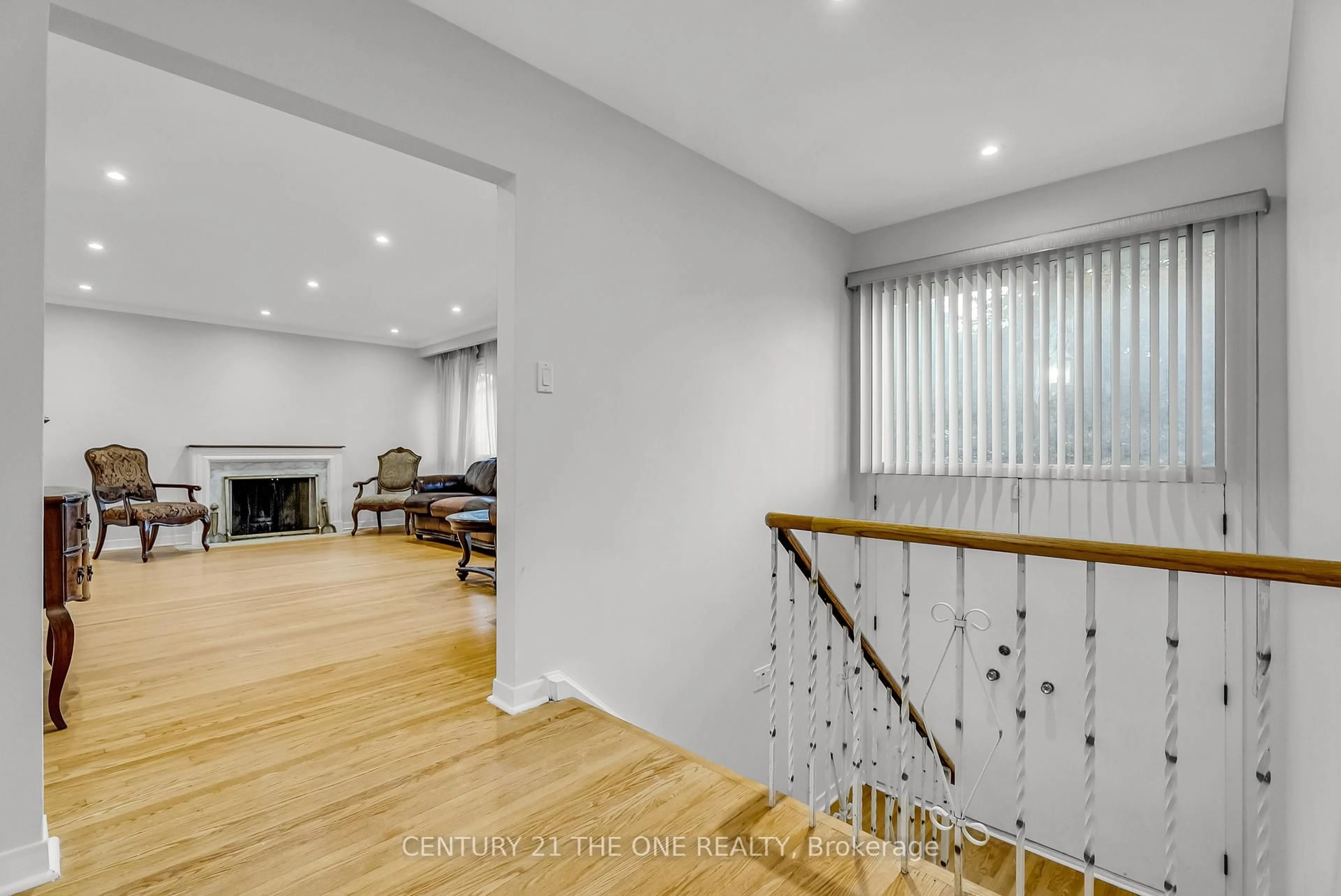 Indoor foyer for 225 Maxome Ave, Toronto Ontario M2M 3L3