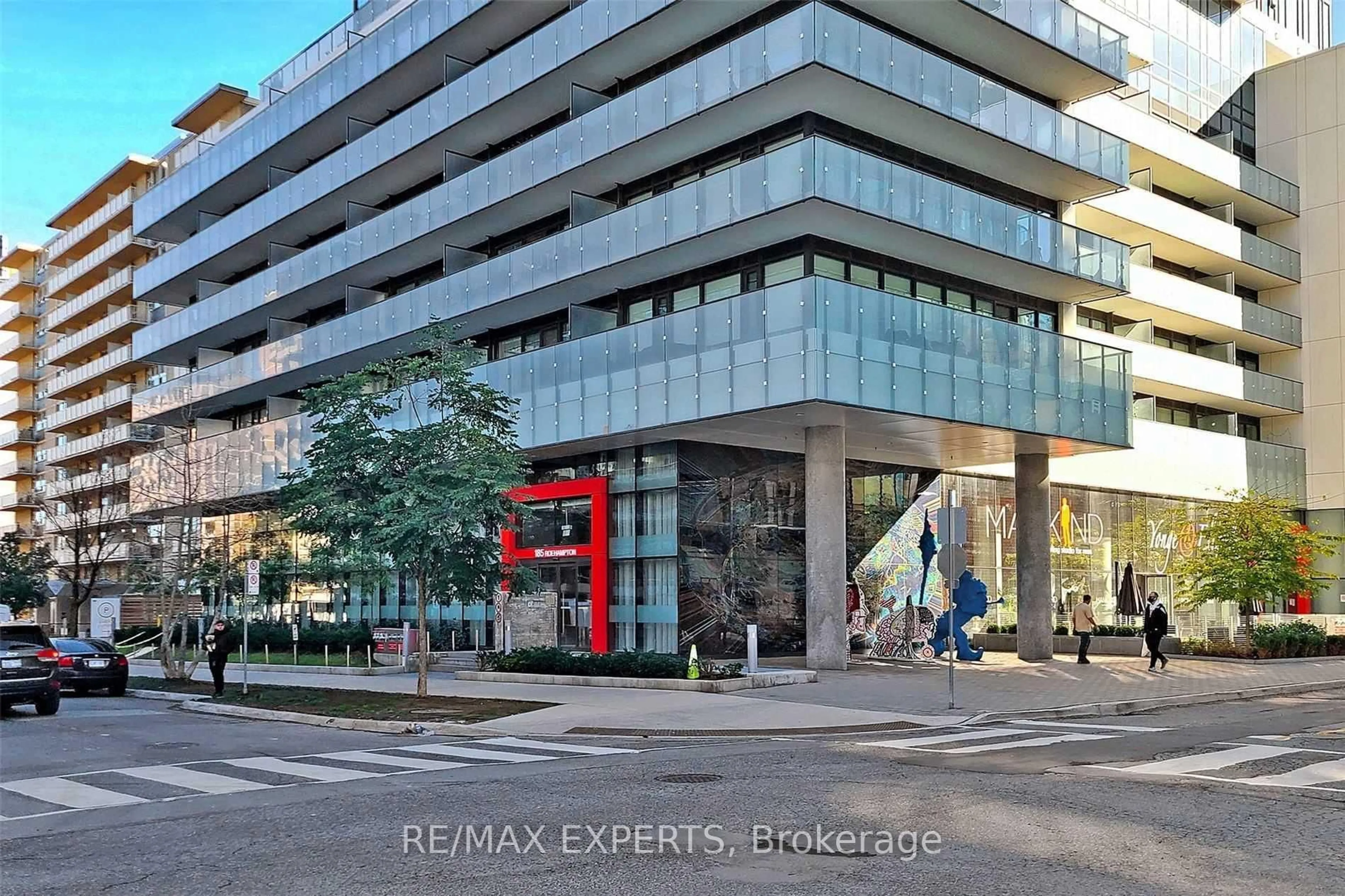 Indoor foyer for 185 Roehampton Ave #501, Toronto Ontario M4P 0C6
