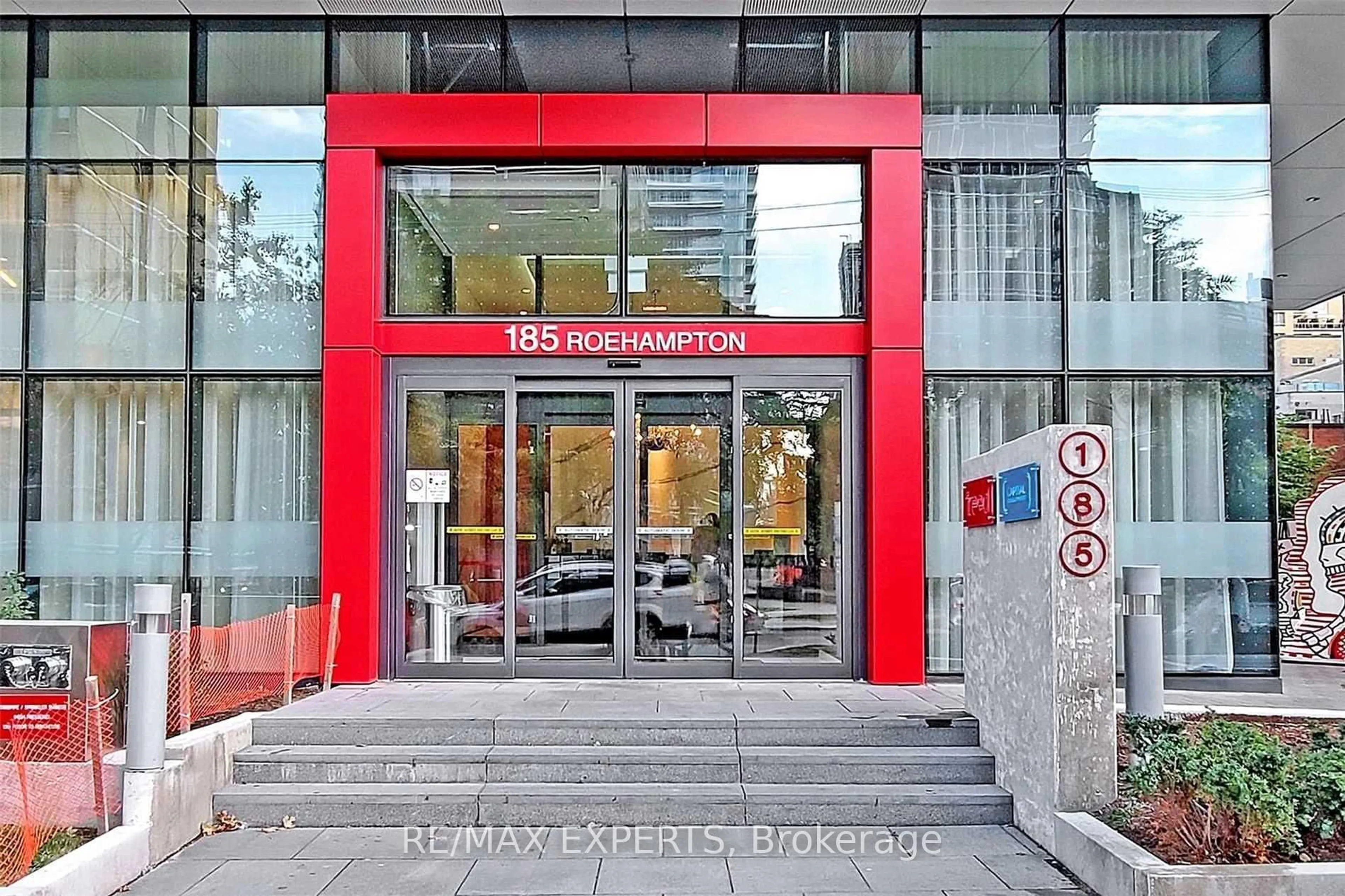 Indoor foyer for 185 Roehampton Ave #501, Toronto Ontario M4P 0C6