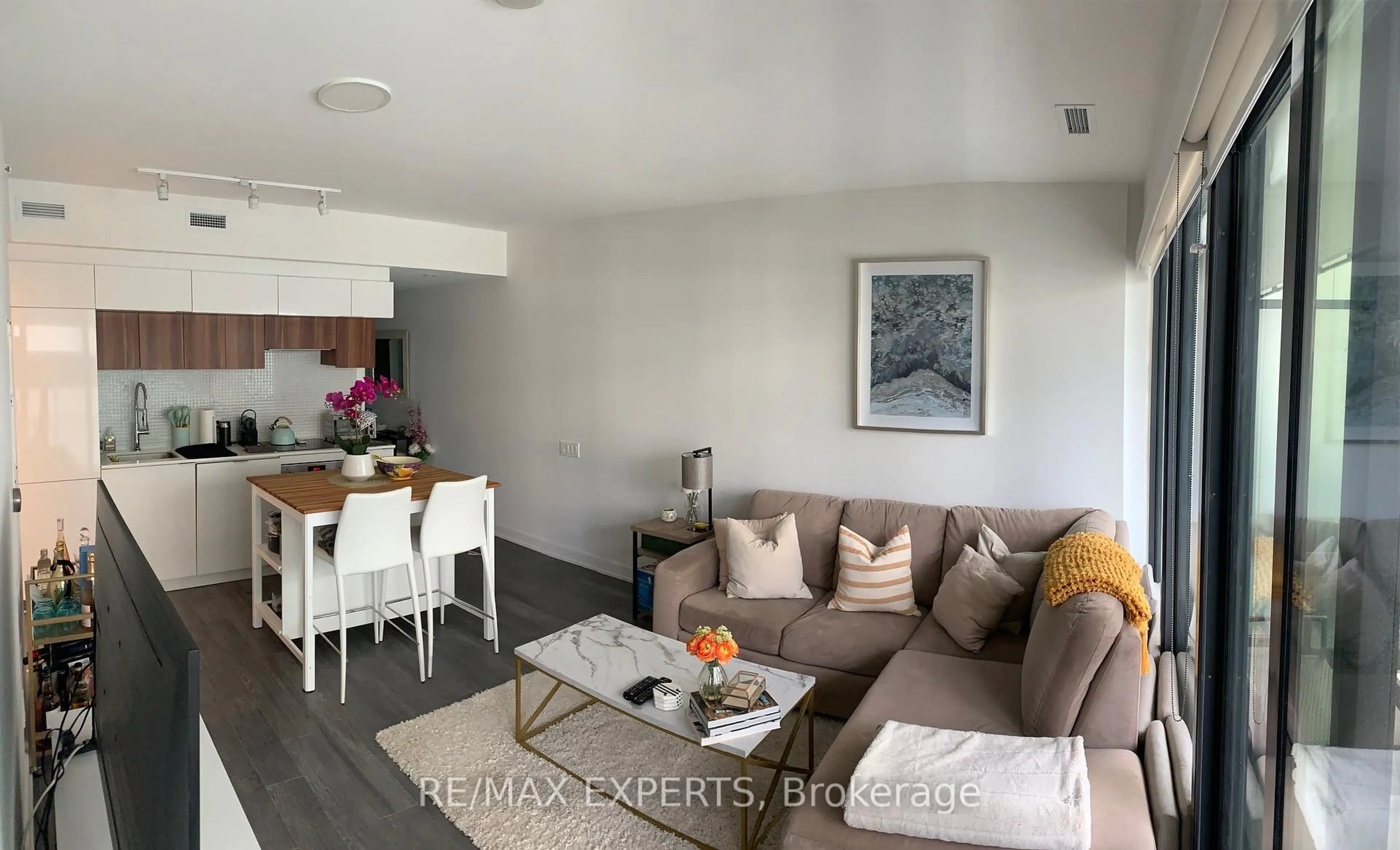 Living room with furniture, wood/laminate floor for 185 Roehampton Ave #501, Toronto Ontario M4P 0C6
