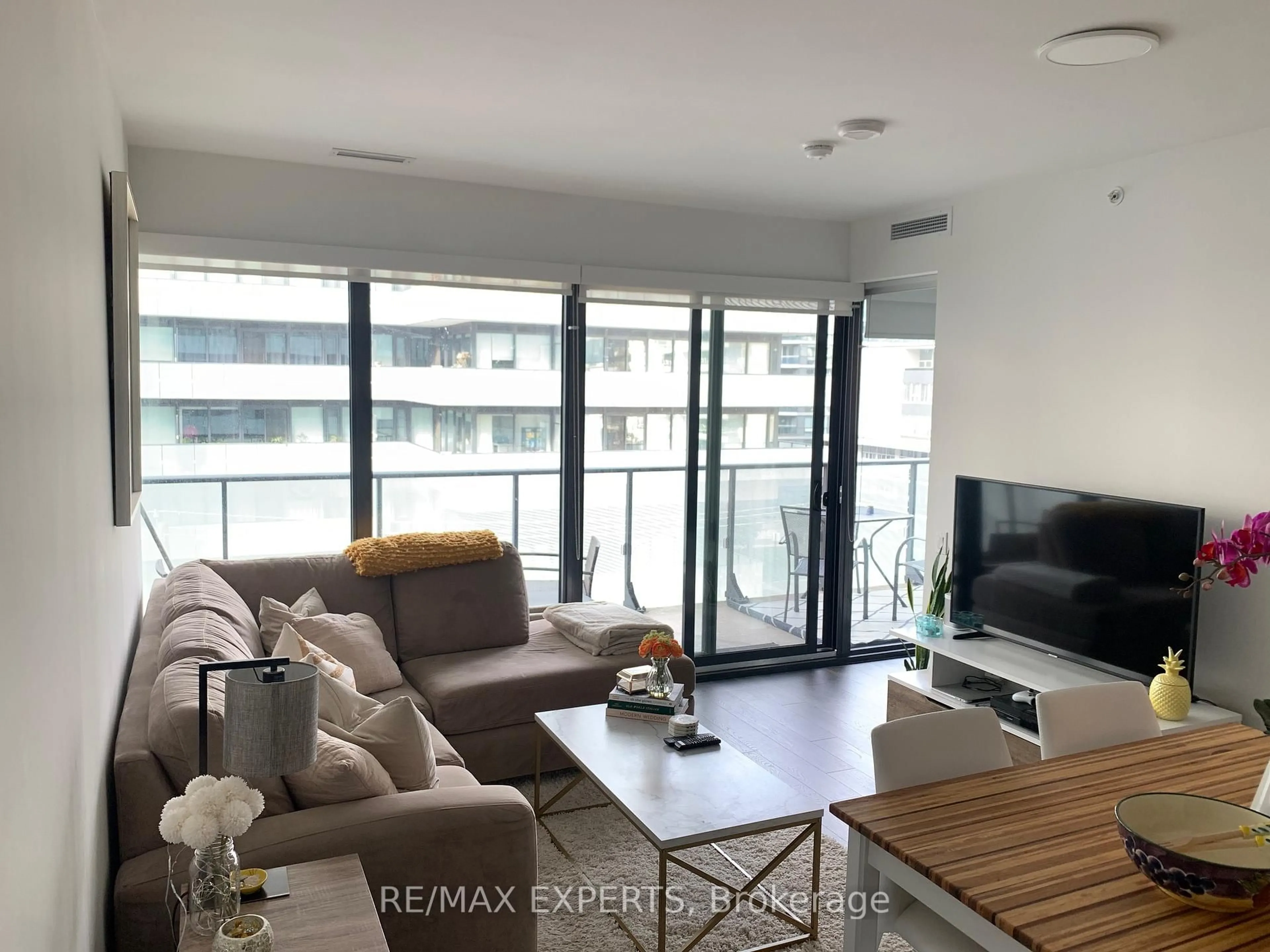 Living room with furniture, unknown for 185 Roehampton Ave #501, Toronto Ontario M4P 0C6