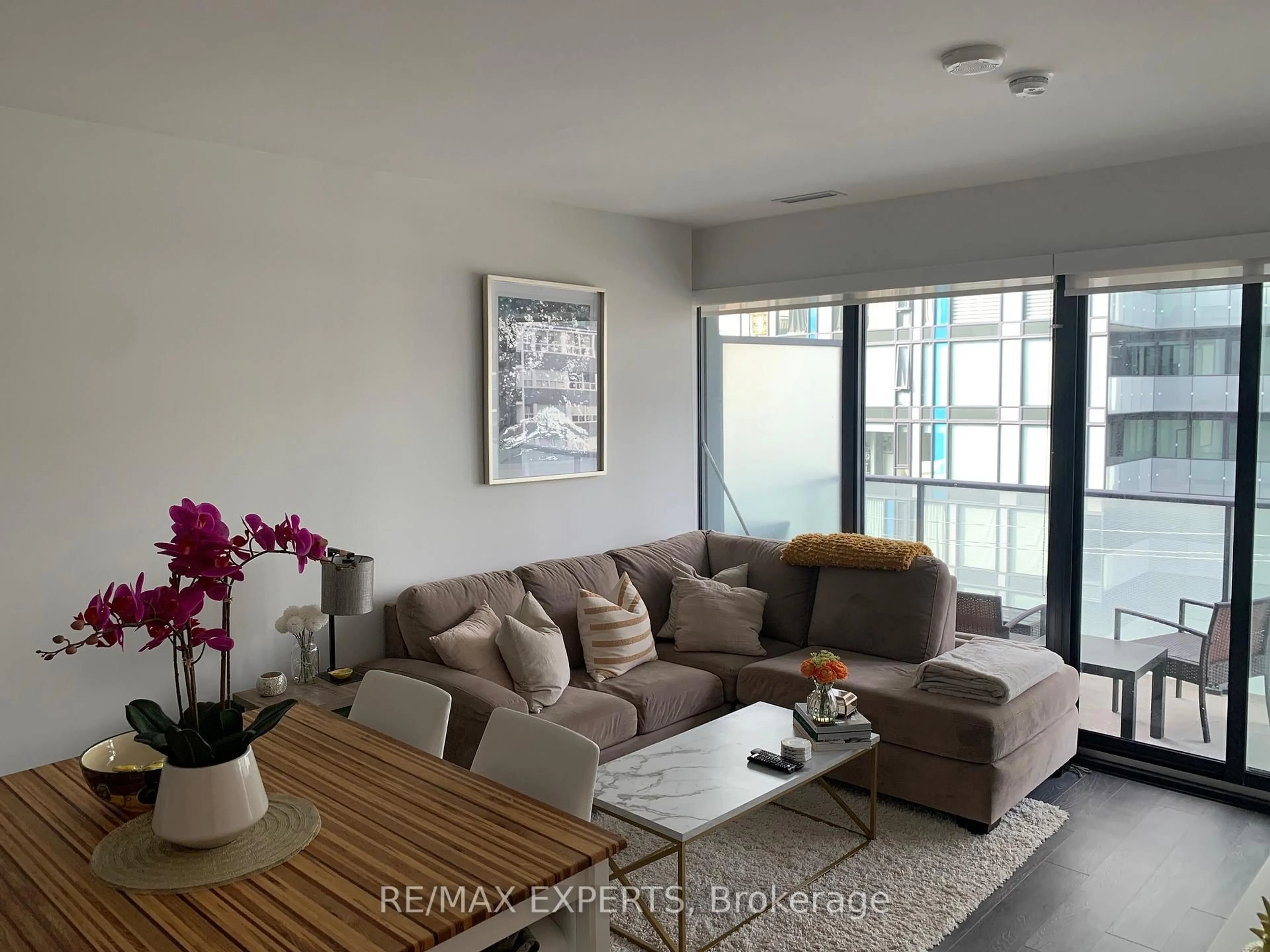 Living room with furniture, unknown for 185 Roehampton Ave #501, Toronto Ontario M4P 0C6