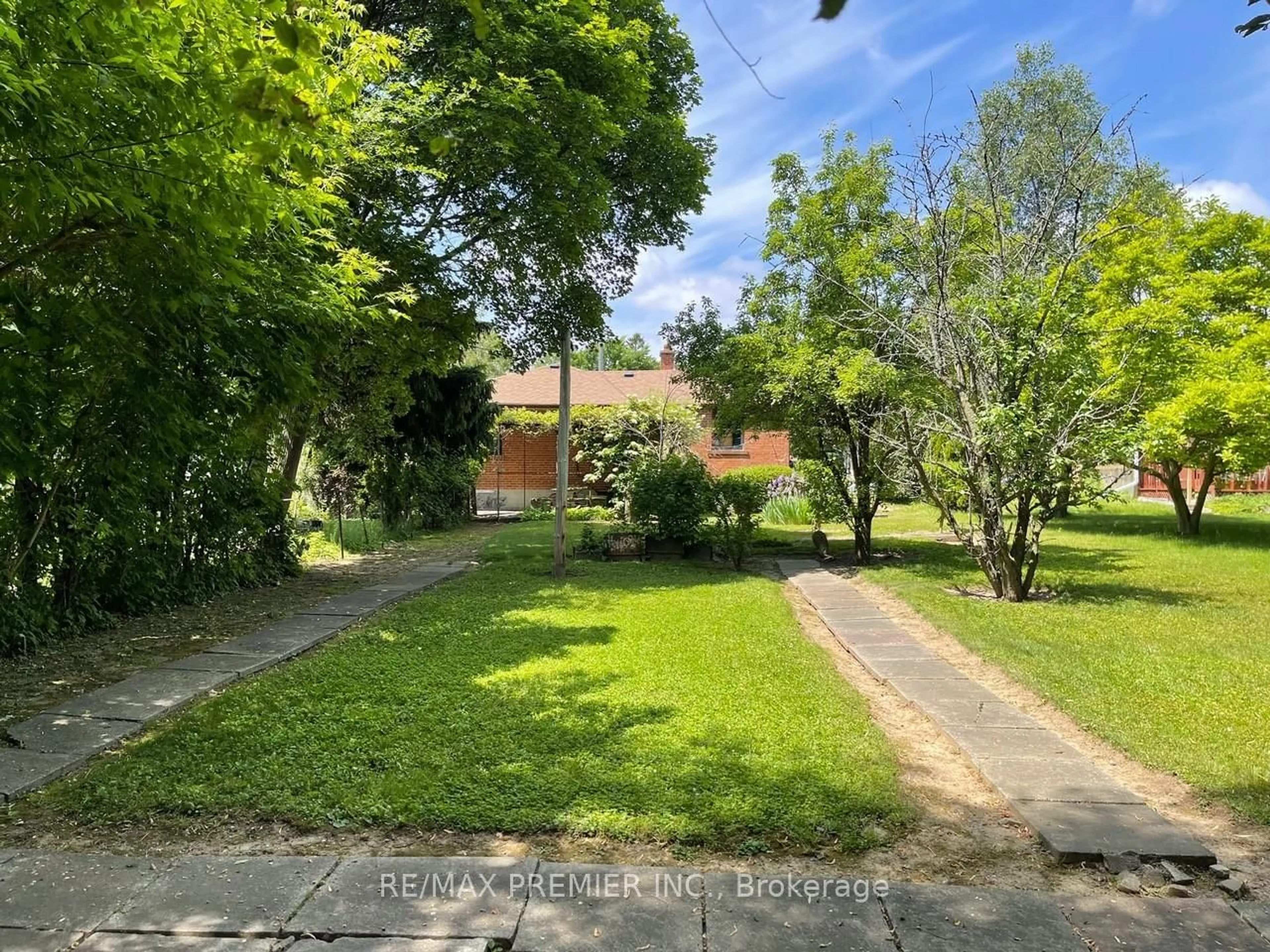 A pic from outside/outdoor area/front of a property/back of a property/a pic from drone, street for 1041 Willowdale Ave, Toronto Ontario M2M 3E3