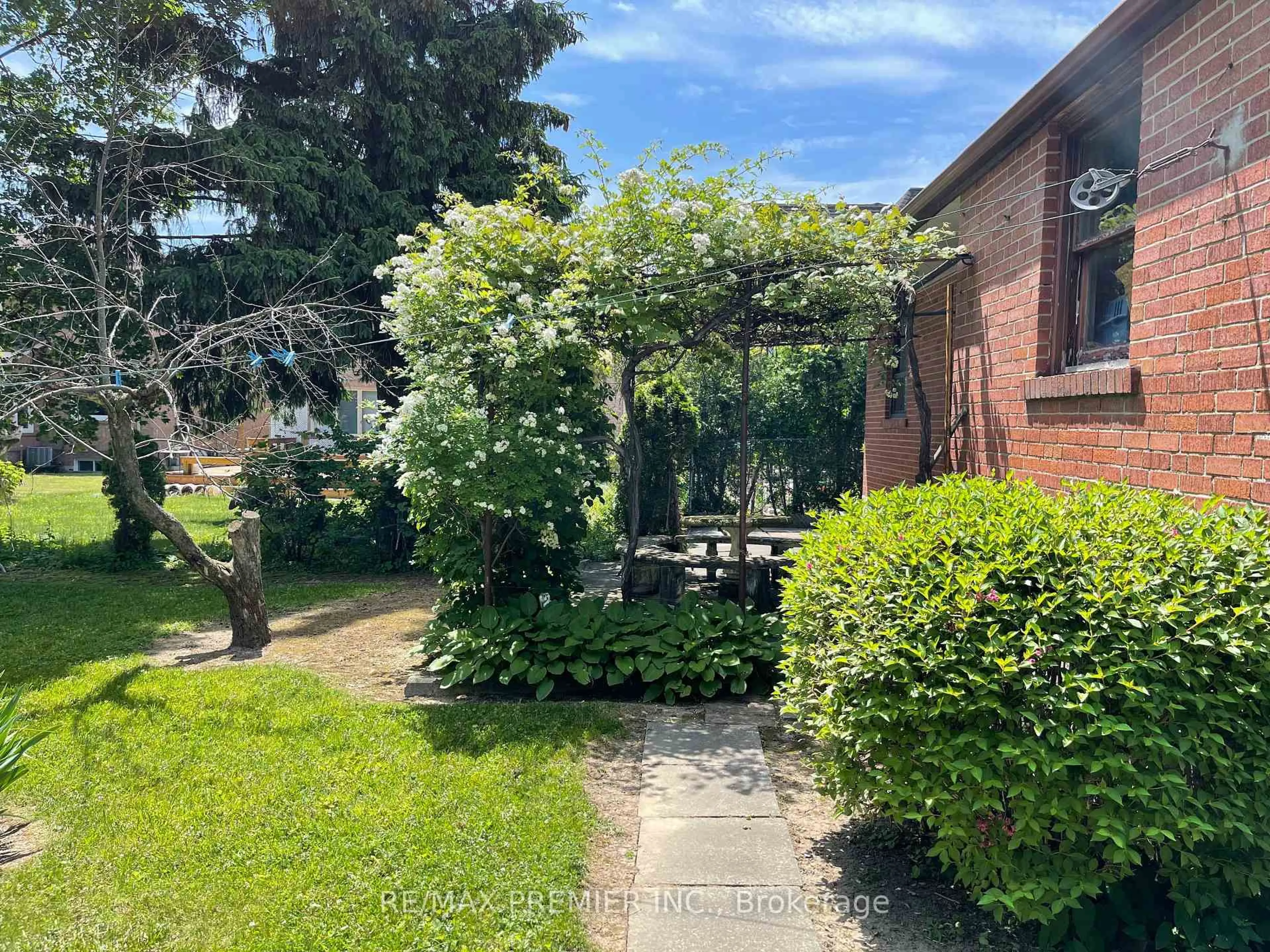 A pic from outside/outdoor area/front of a property/back of a property/a pic from drone, street for 1041 Willowdale Ave, Toronto Ontario M2M 3E3