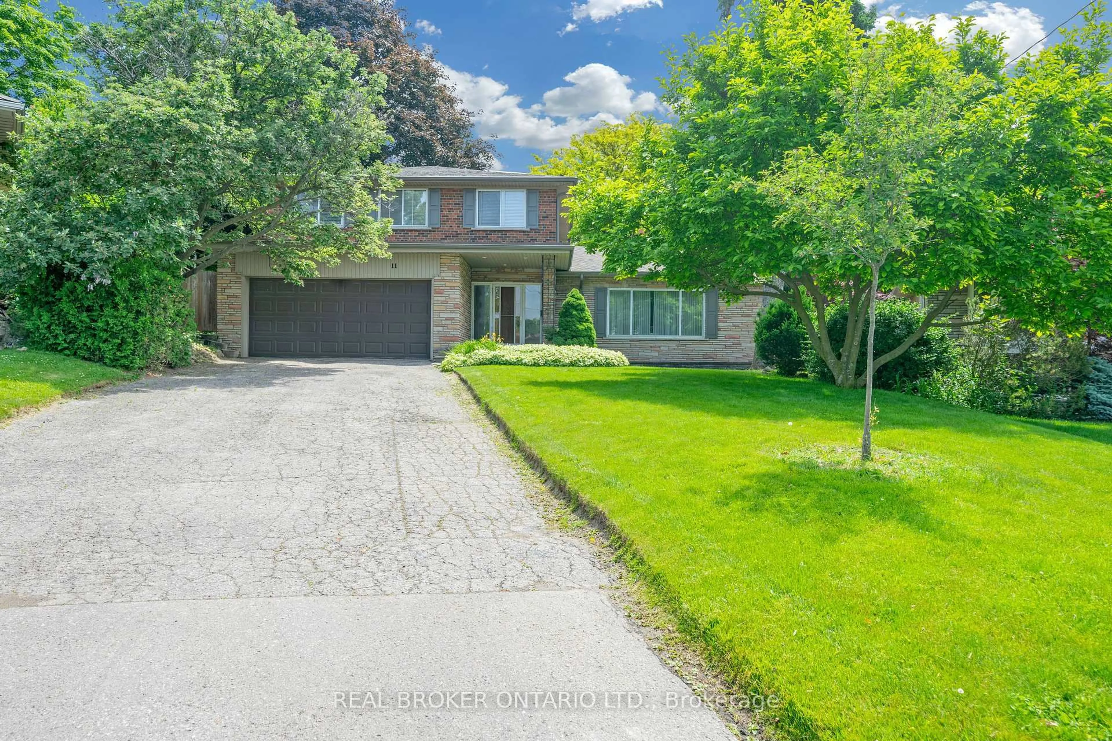A pic from outside/outdoor area/front of a property/back of a property/a pic from drone, street for 11 Caronport Cres, Toronto Ontario M3A 1G9