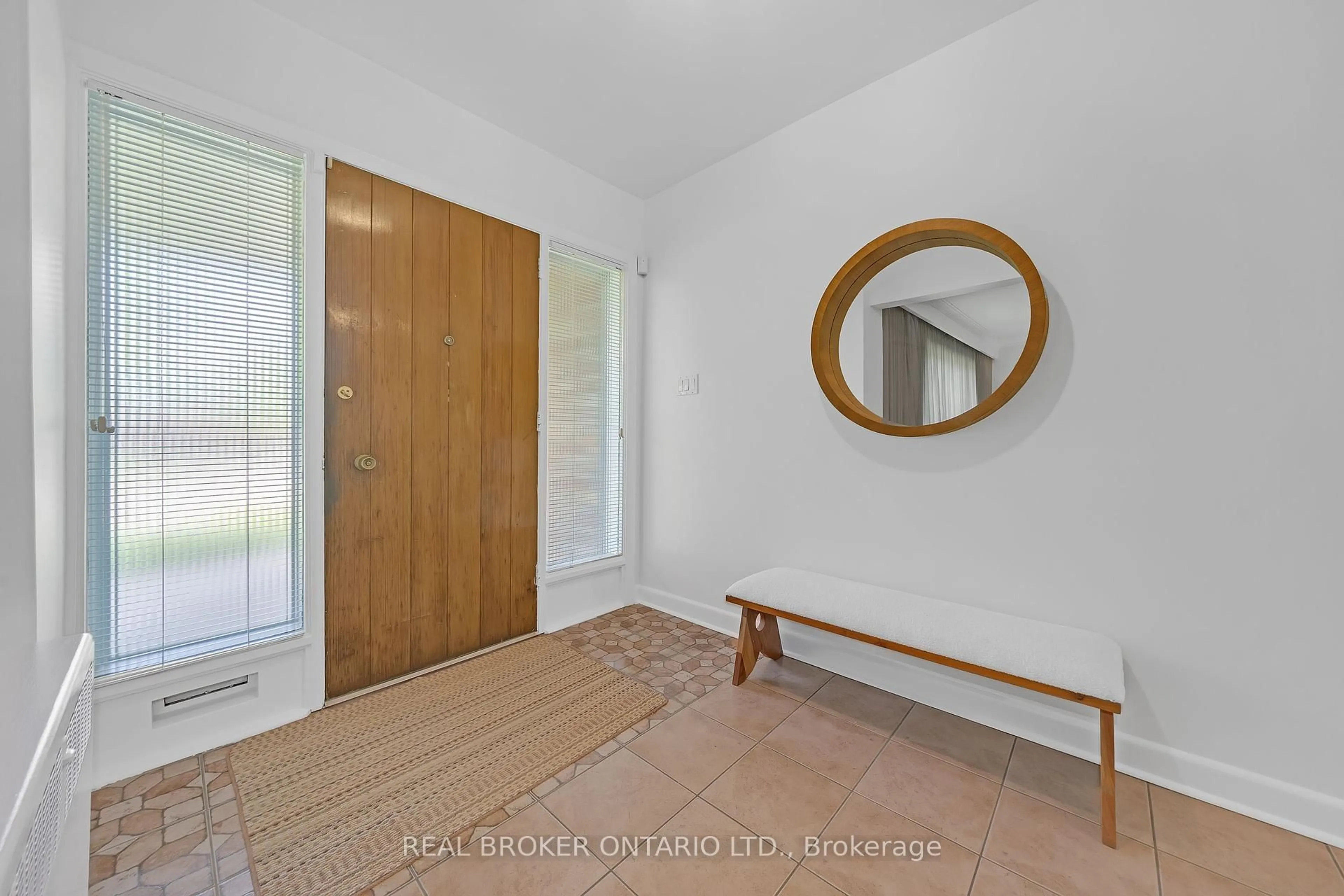 Indoor entryway for 11 Caronport Cres, Toronto Ontario M3A 1G9