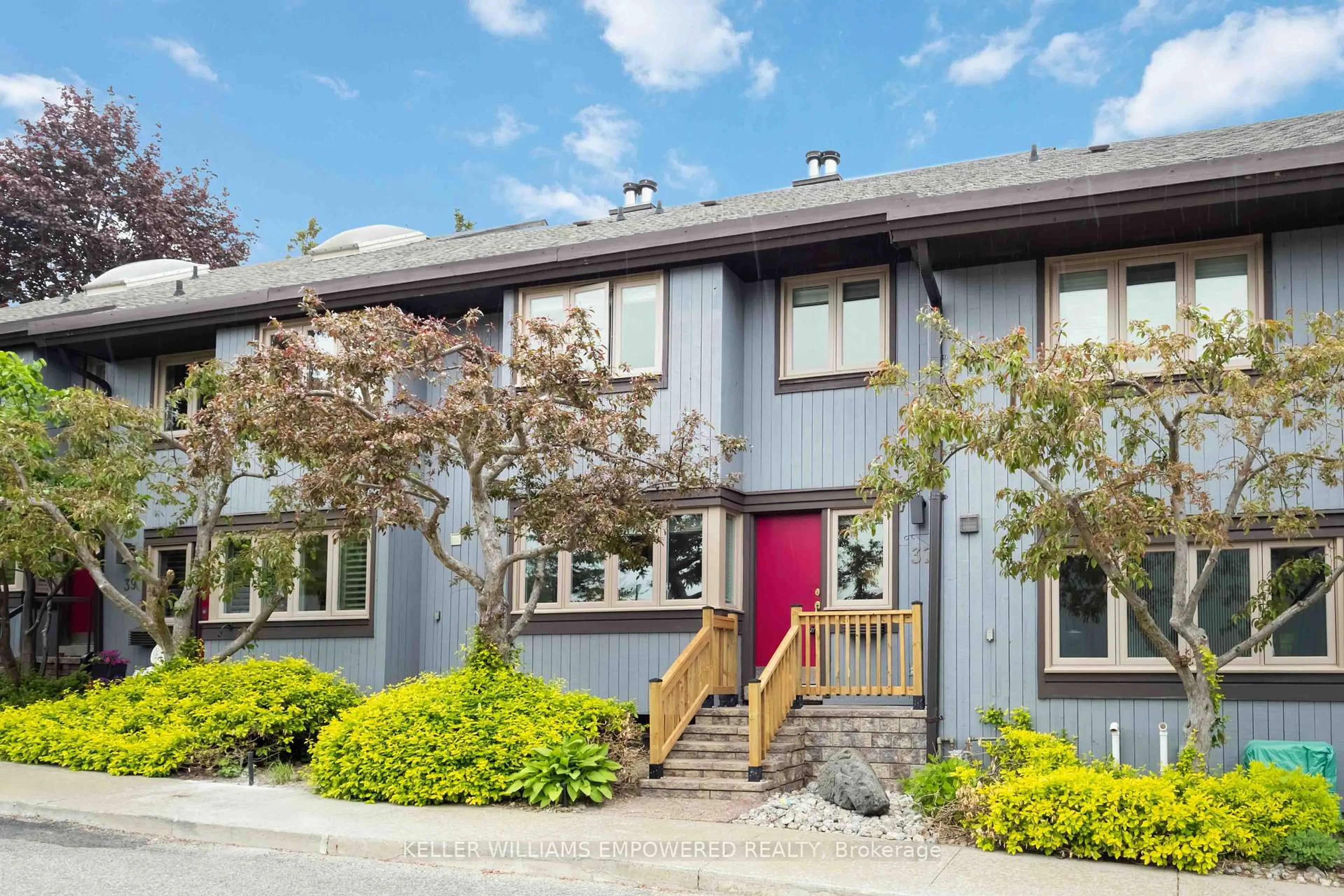 Home with vinyl exterior material, street for 37 Rainbow Creekway, Toronto Ontario M2K 2T9