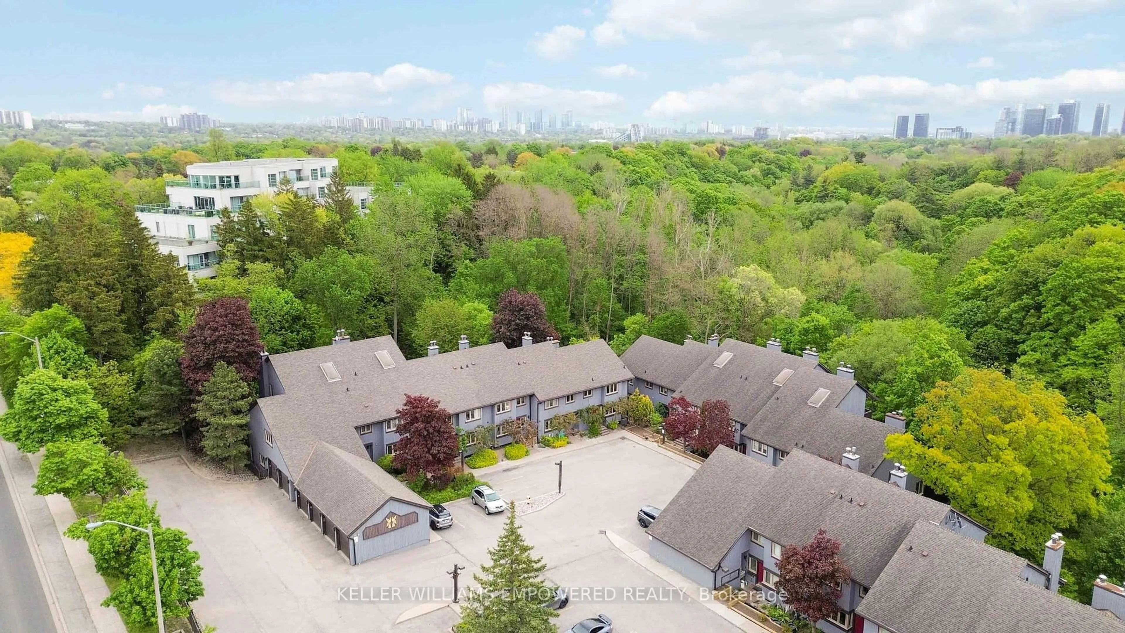 A pic from outside/outdoor area/front of a property/back of a property/a pic from drone, unknown for 37 Rainbow Creekway, Toronto Ontario M2K 2T9