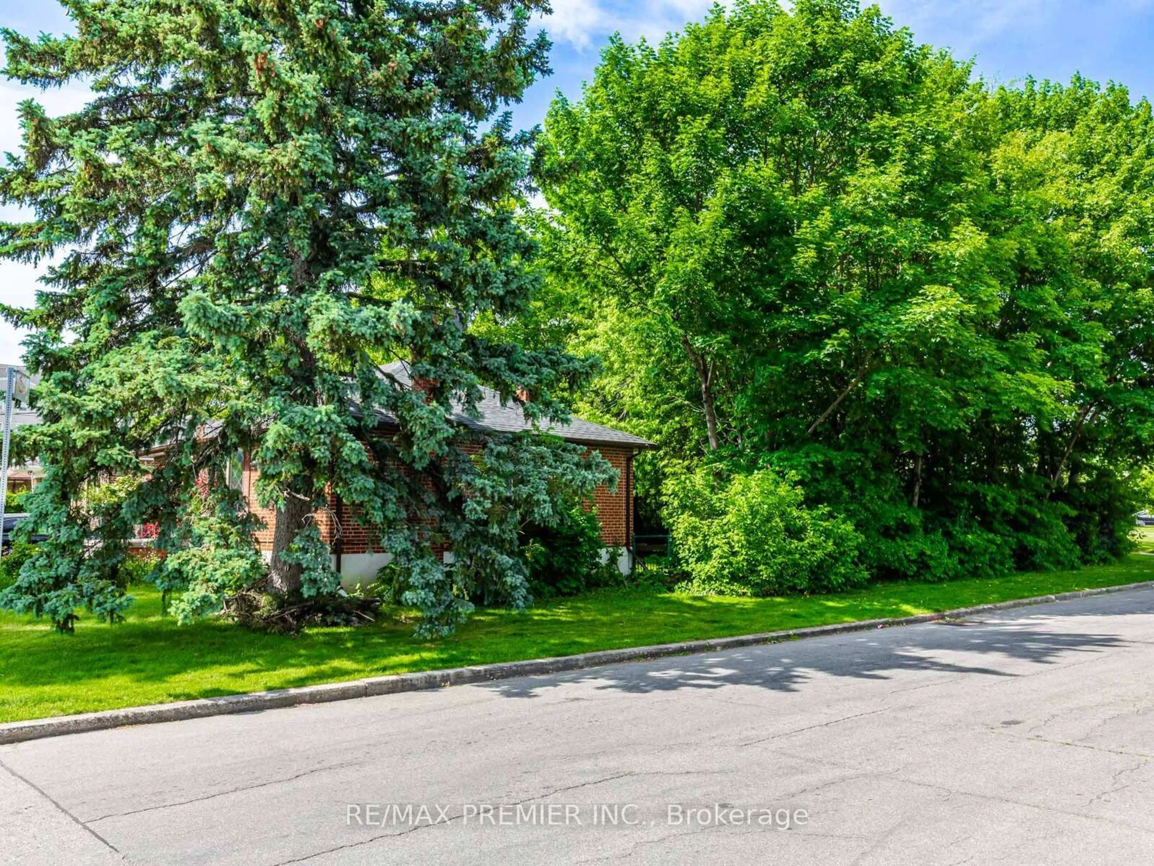 Unknown for 16 Goddard St, Toronto Ontario M3H 5C6