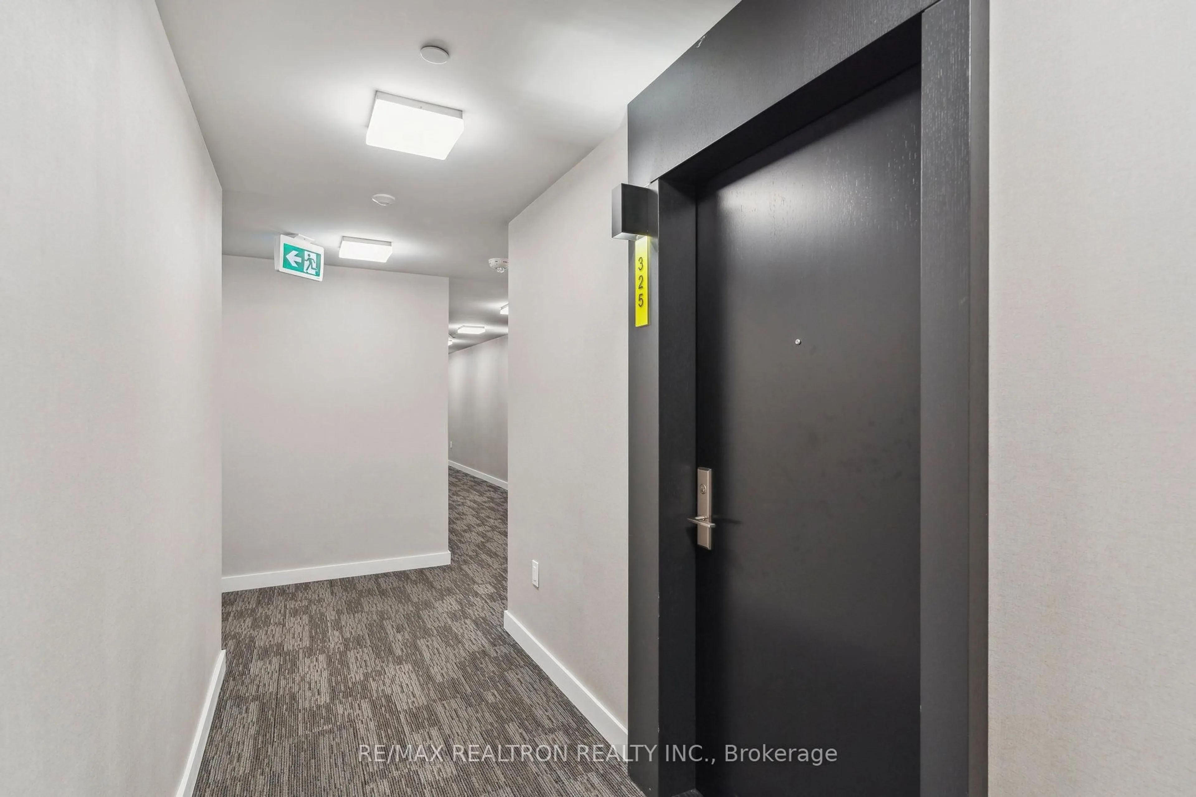 Indoor foyer for 158 Front St #325, Toronto Ontario M5A 0K9