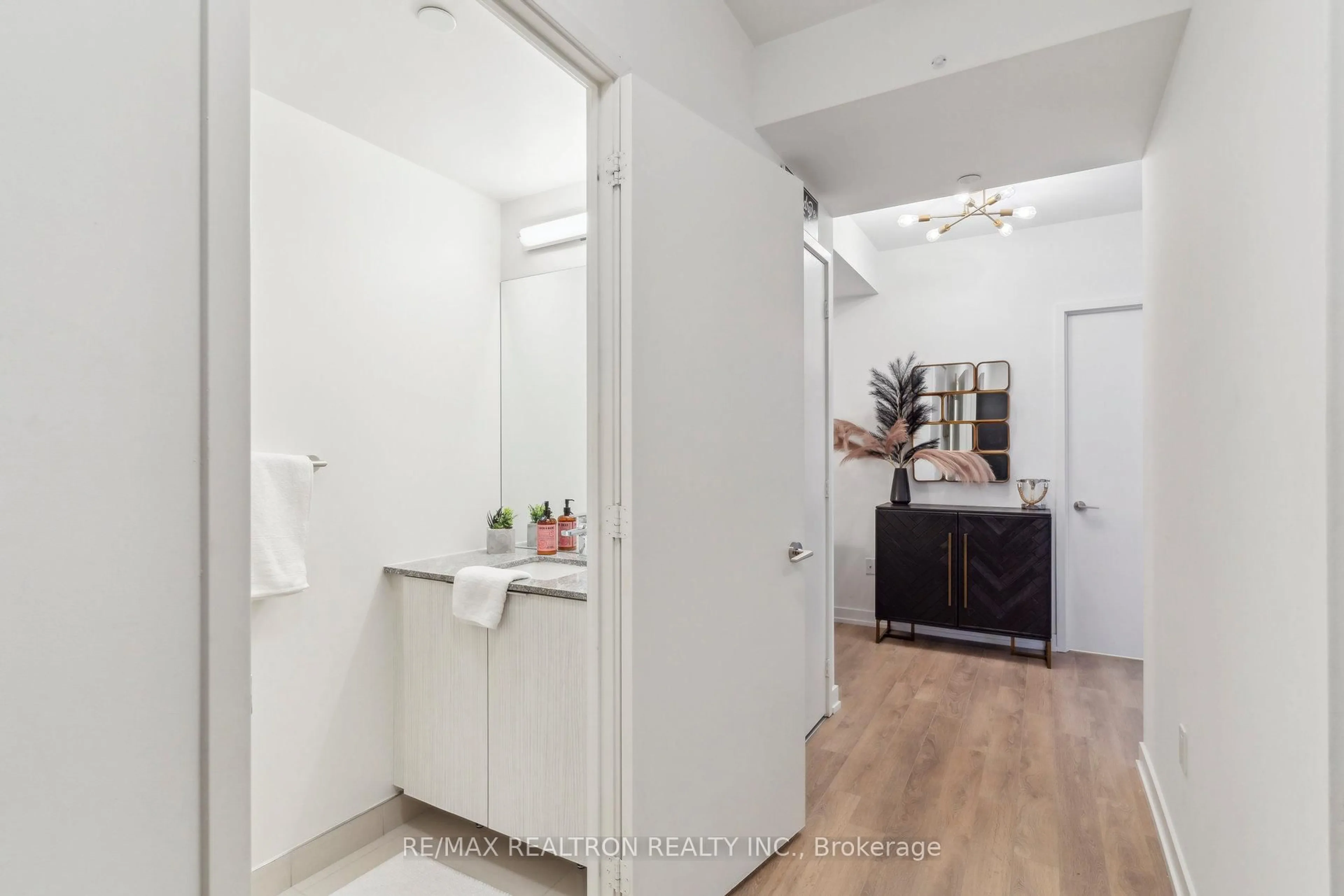 Unknown for 158 Front St #325, Toronto Ontario M5A 0K9