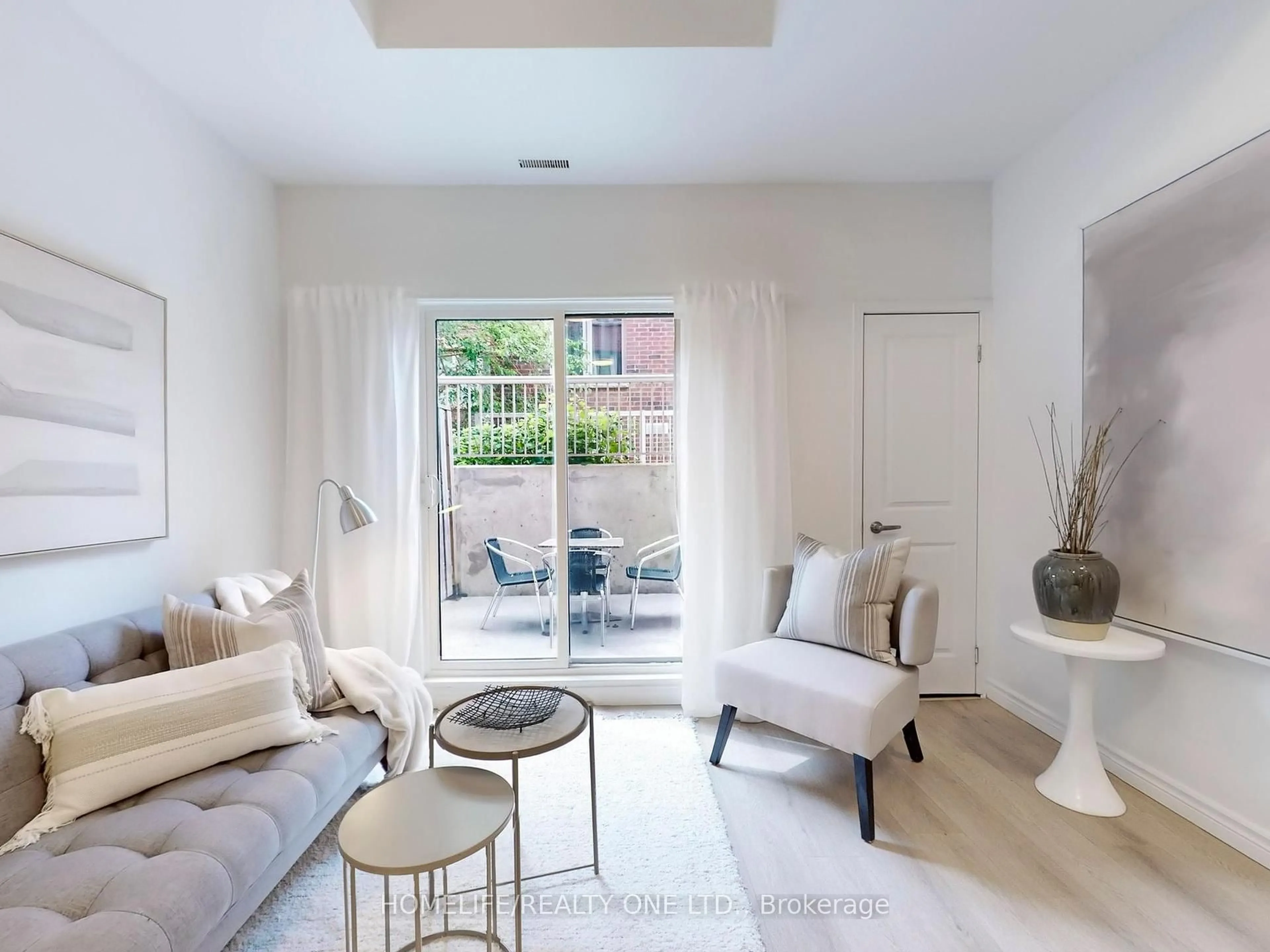 Living room with furniture, unknown for 21 Ruttan St #TH132, Toronto Ontario M6P 0A1