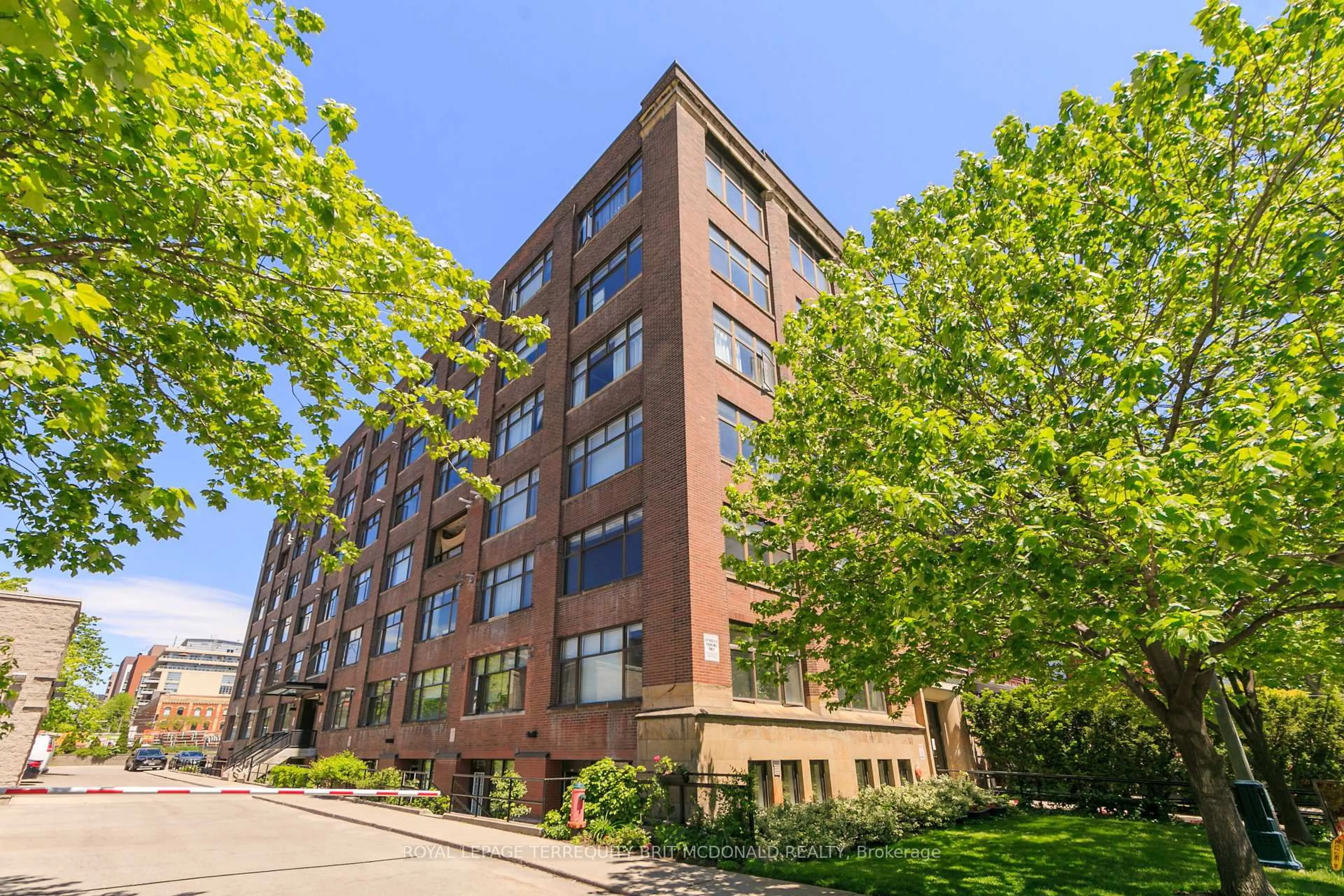 Home with brick exterior material, building for 436 Wellington St #108, Toronto Ontario M5V 1E3