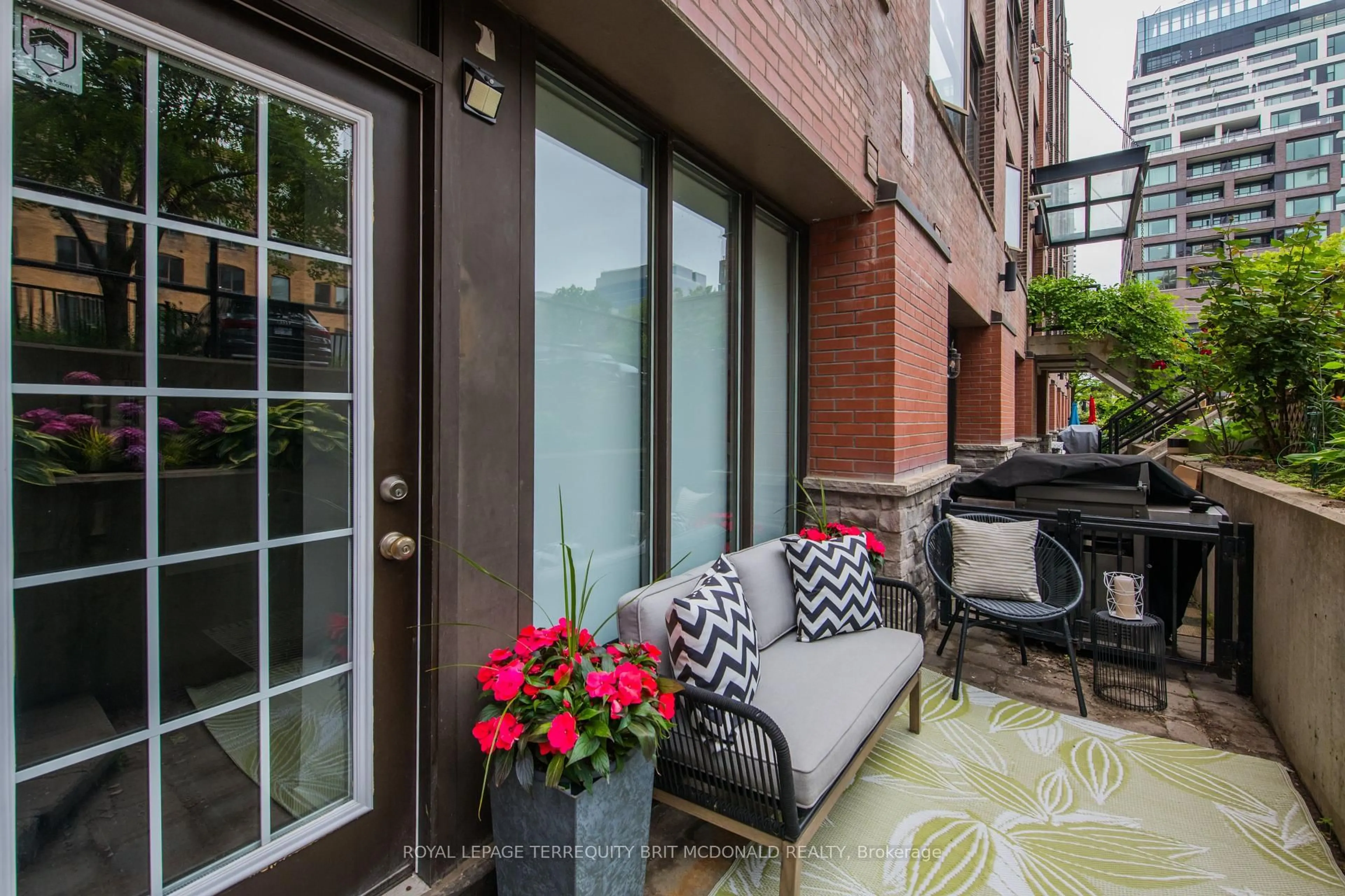 Patio, street for 436 Wellington St #108, Toronto Ontario M5V 1E3