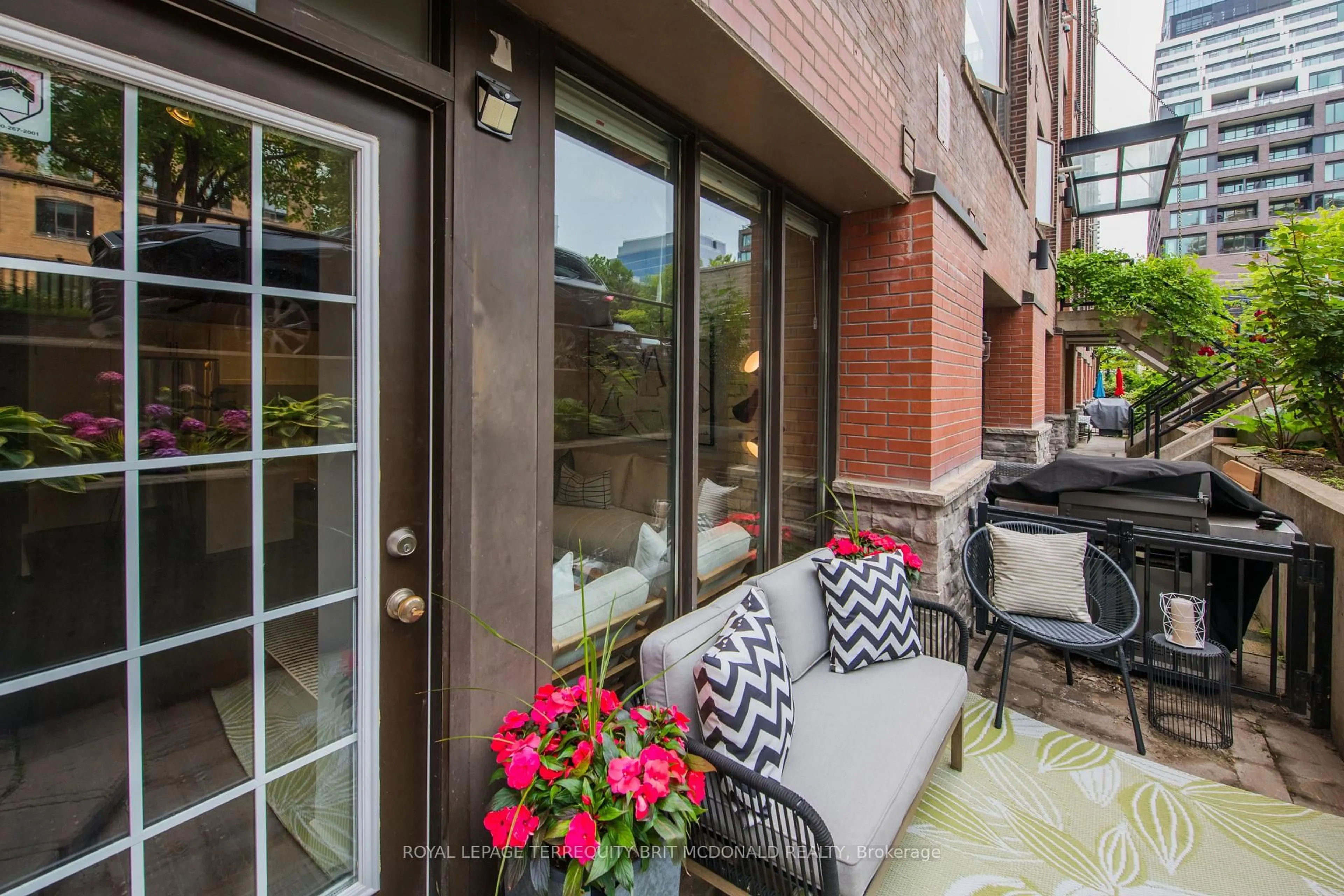Patio, street for 436 Wellington St #108, Toronto Ontario M5V 1E3