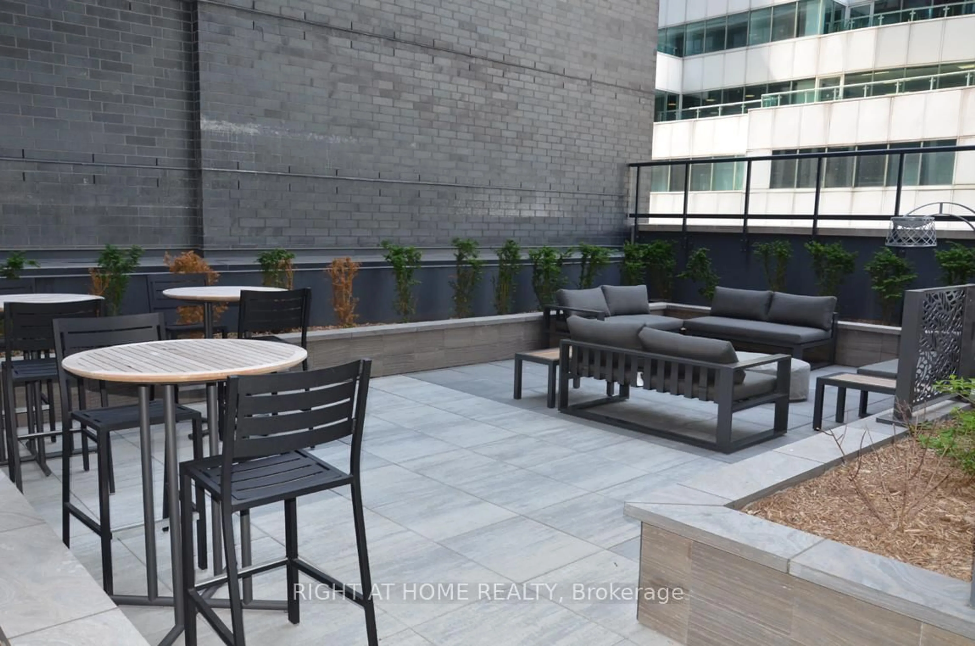 Patio, street for 327 King St #4303, Toronto Ontario M5V 0W7