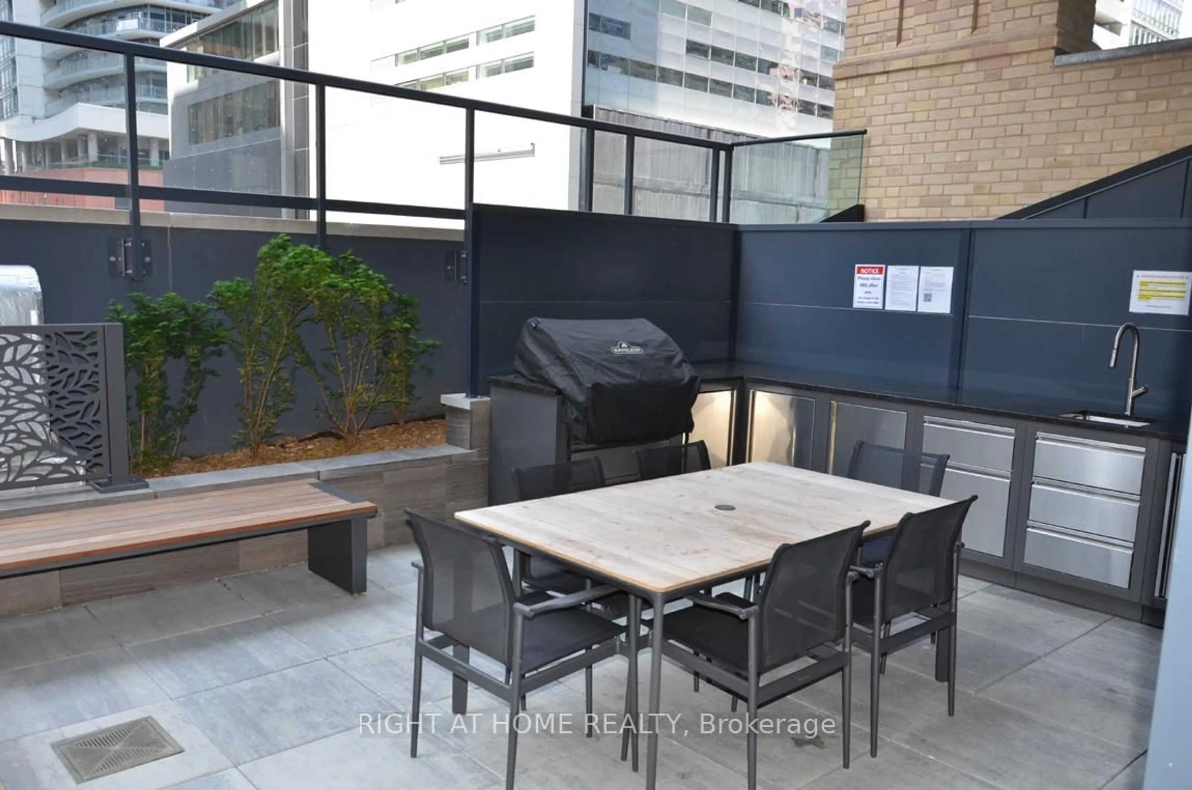 Patio, street for 327 King St #4303, Toronto Ontario M5V 0W7