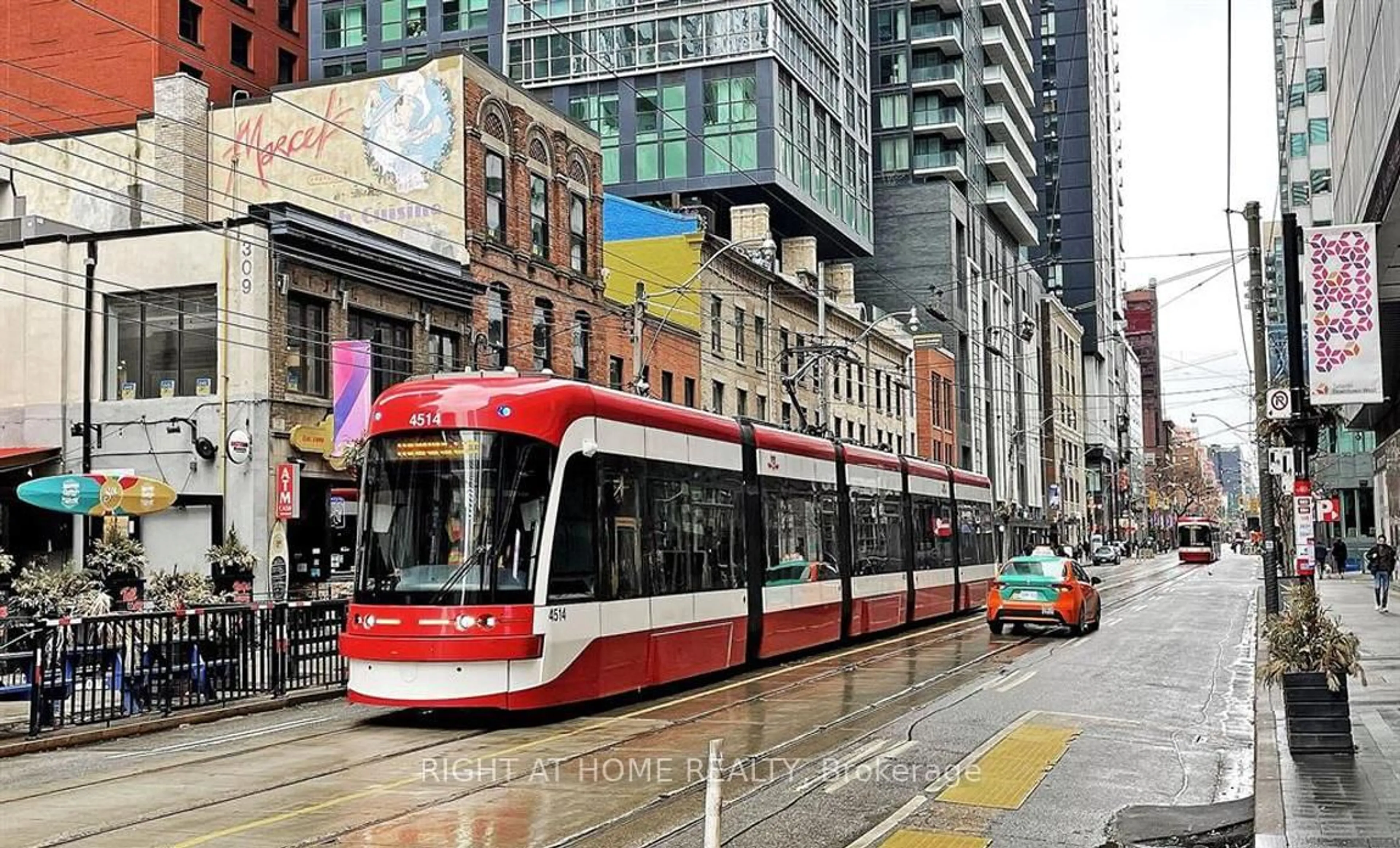 Blurry image for 327 King St #4303, Toronto Ontario M5V 0W7
