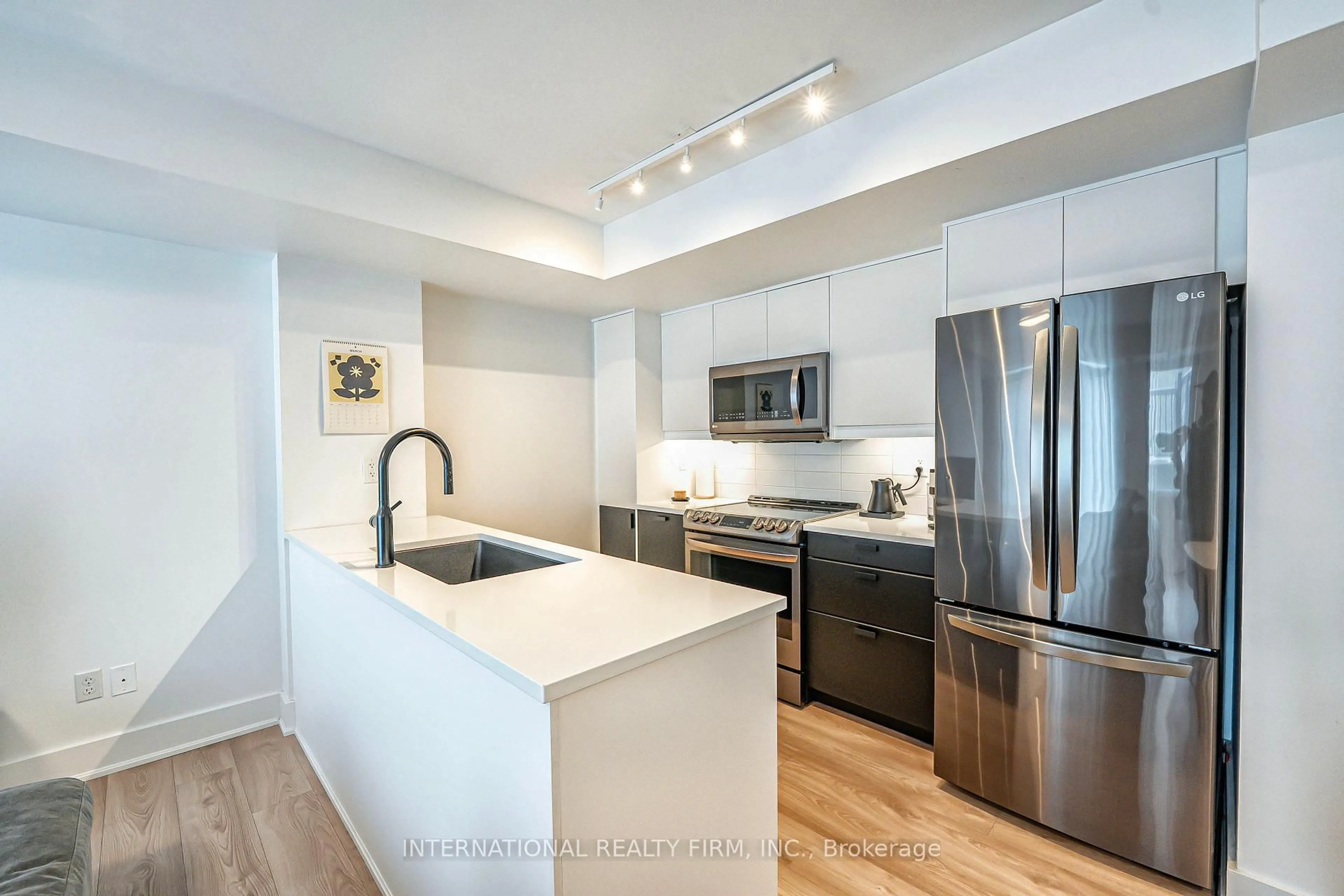 Open concept kitchen, unknown for 1 Ruttan St #TH 107, Toronto Ontario M6P 0A1