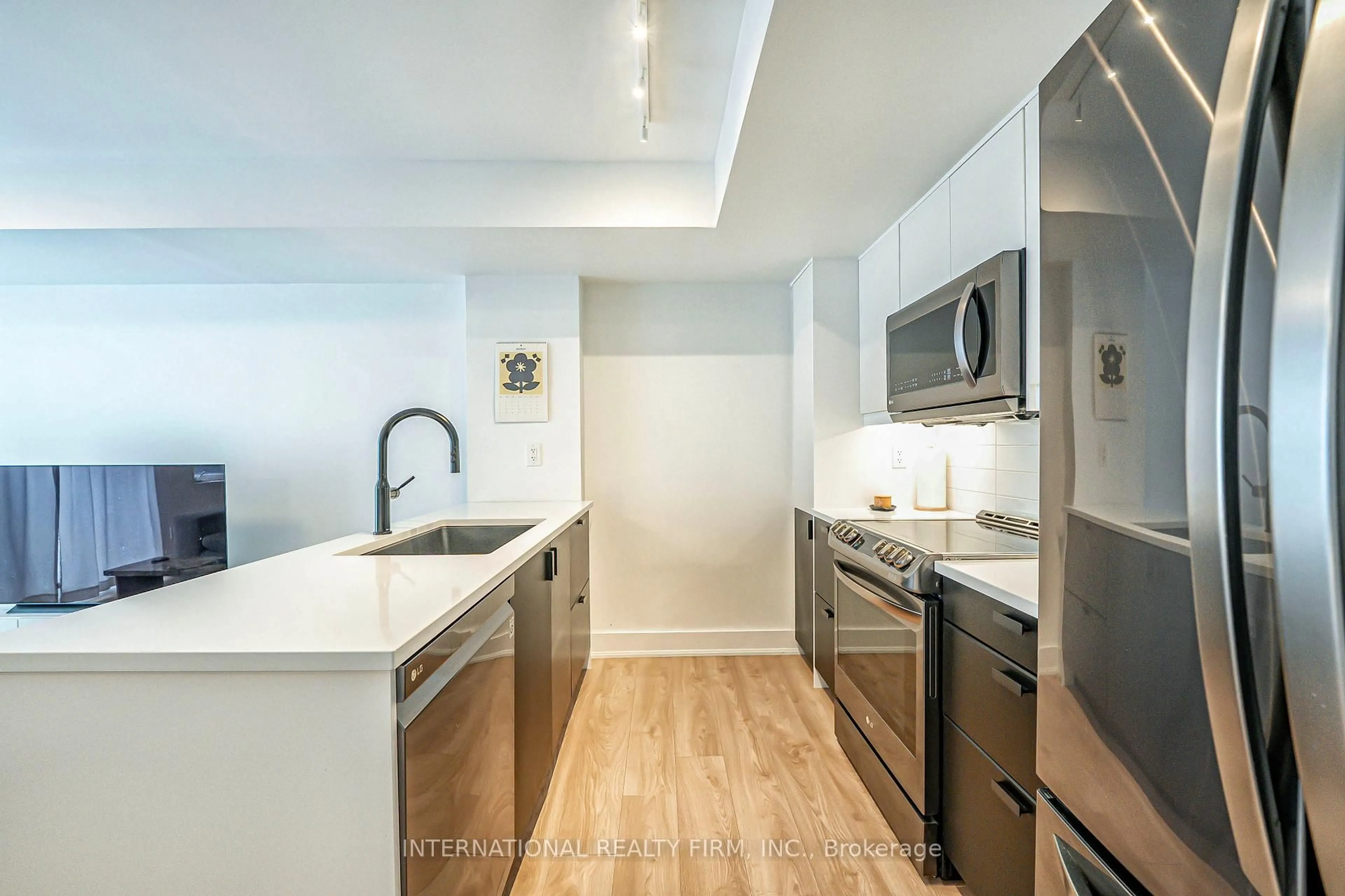 Standard kitchen, unknown for 1 Ruttan St #TH 107, Toronto Ontario M6P 0A1