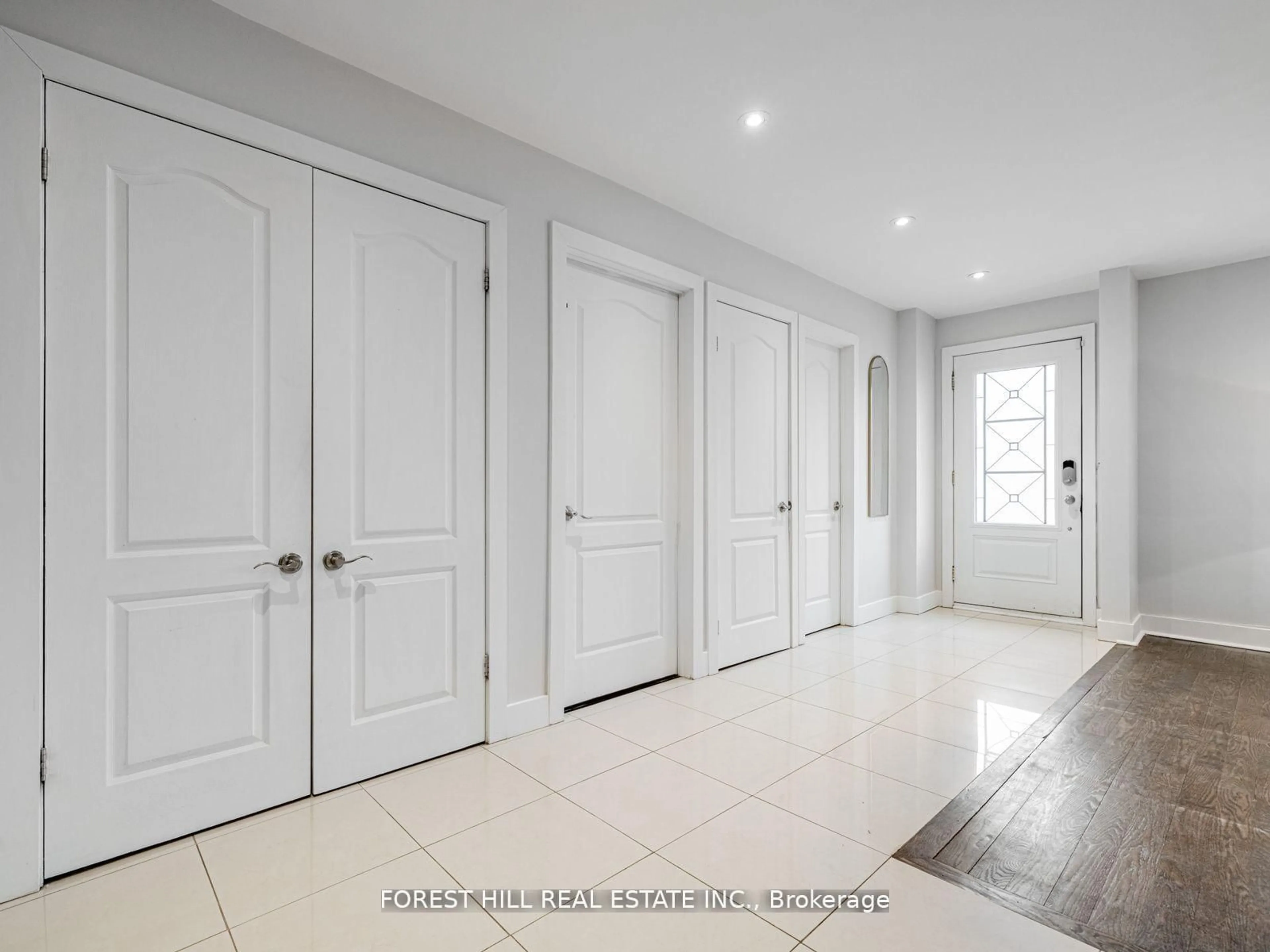 Indoor entryway for 381 Hollywood Ave, Toronto Ontario M2N 3L3