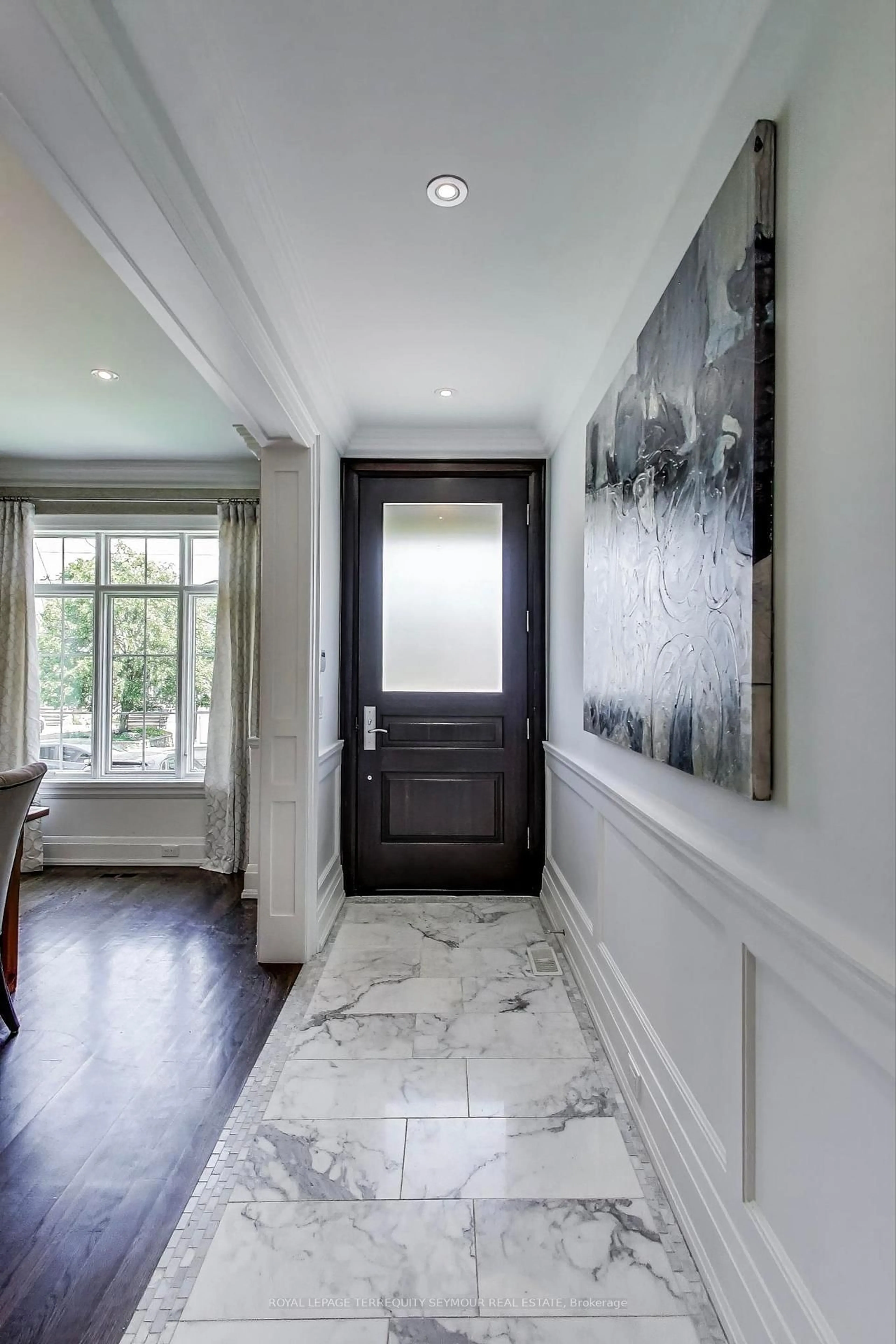 Indoor entryway for 474 Sutherland Dr, Toronto Ontario M4G 1K8