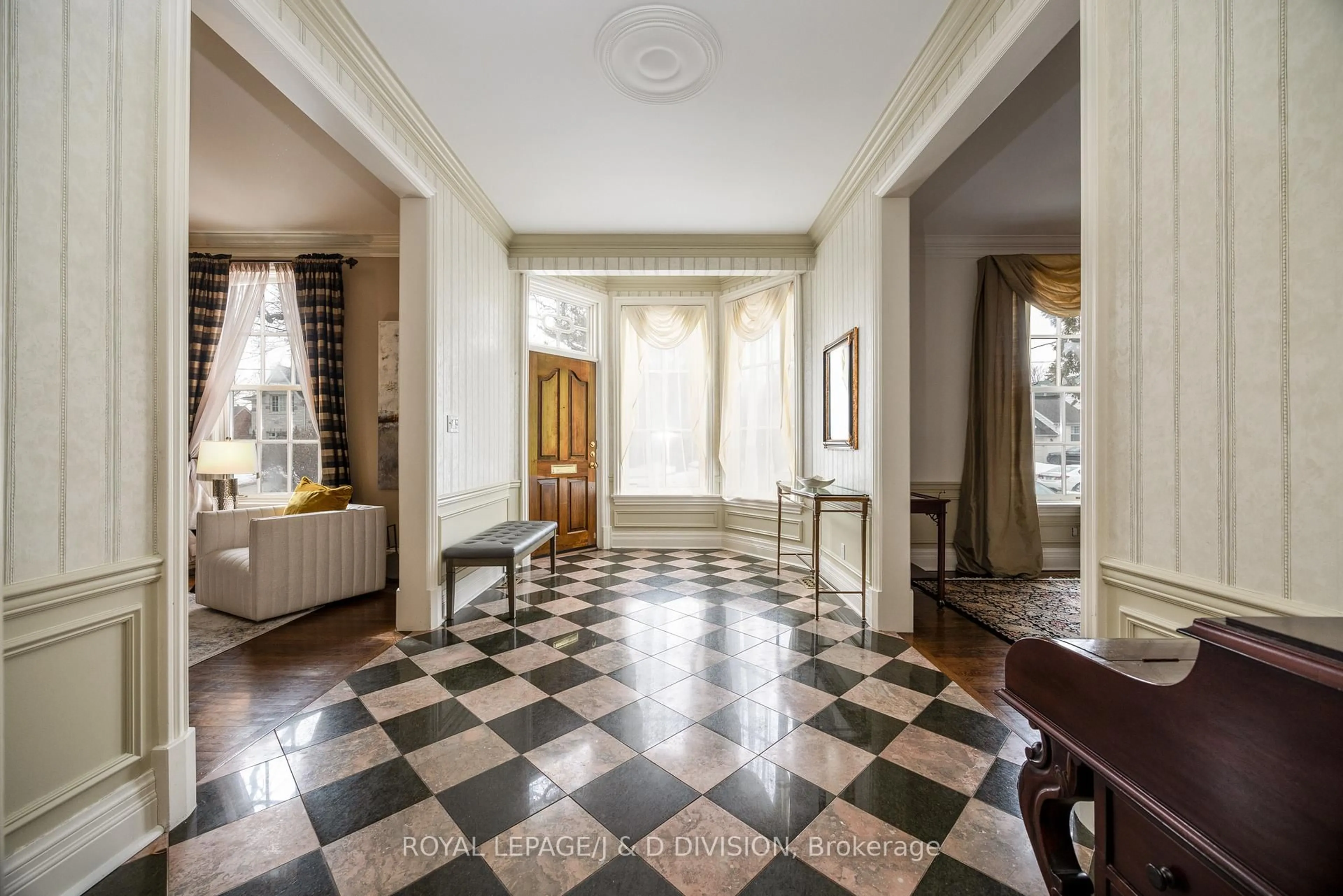 Indoor foyer for 85 Joicey Blvd, Toronto Ontario M5M 2T4