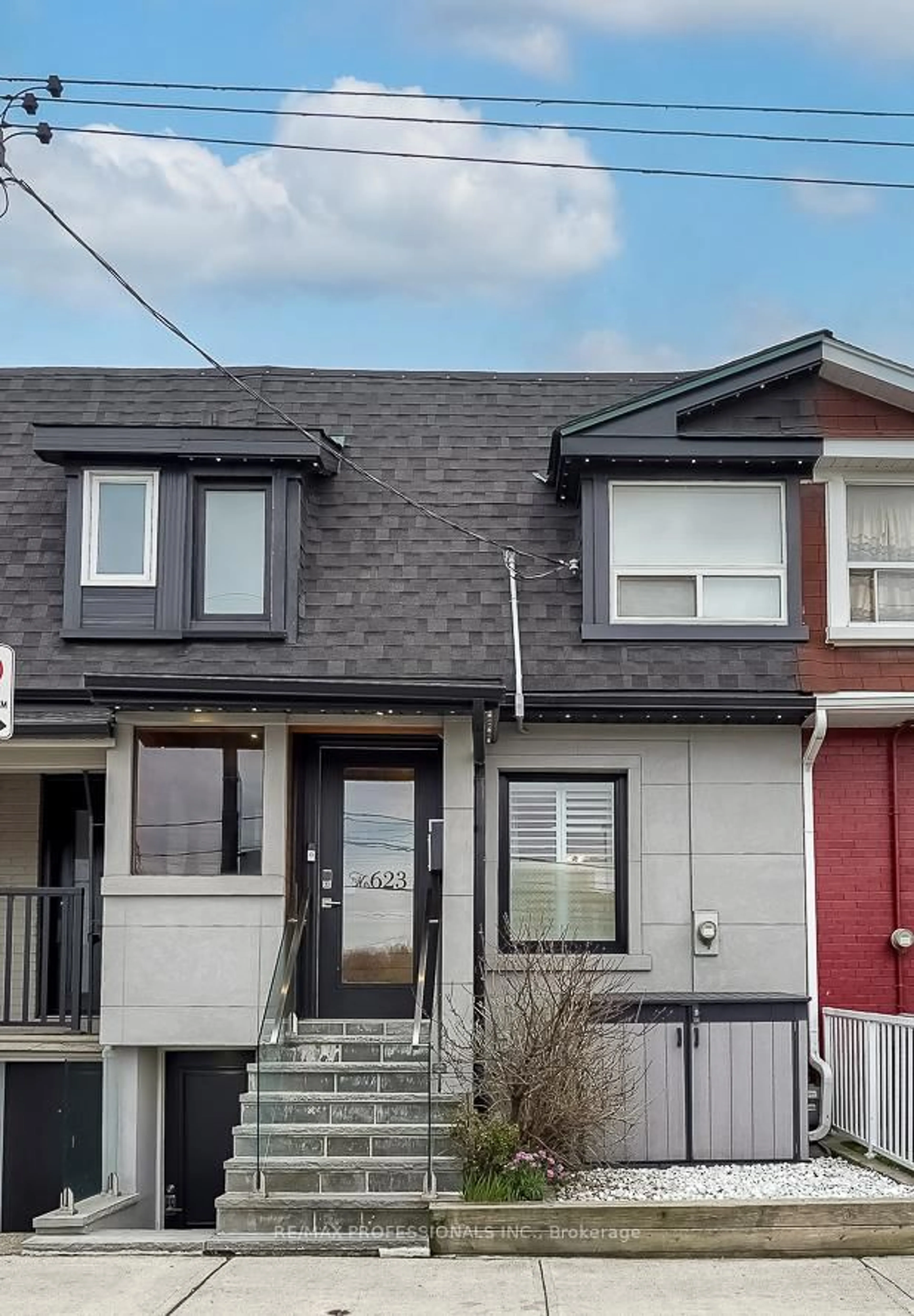 Home with vinyl exterior material, street for 623 Dupont St, Toronto Ontario M6G 1Z3