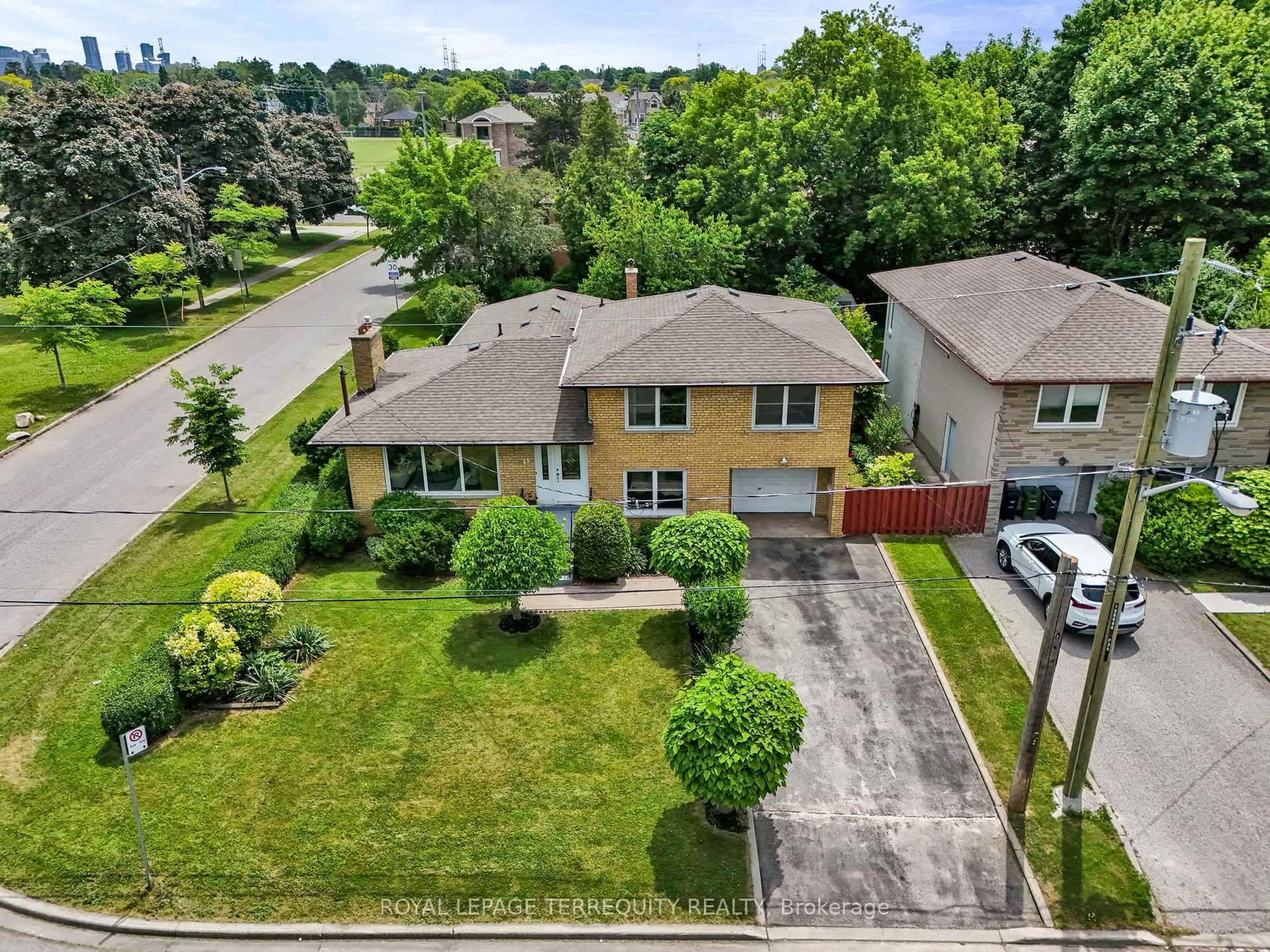 A pic from outside/outdoor area/front of a property/back of a property/a pic from drone, street for 35 Lissom Cres, Toronto Ontario M2R 2P2