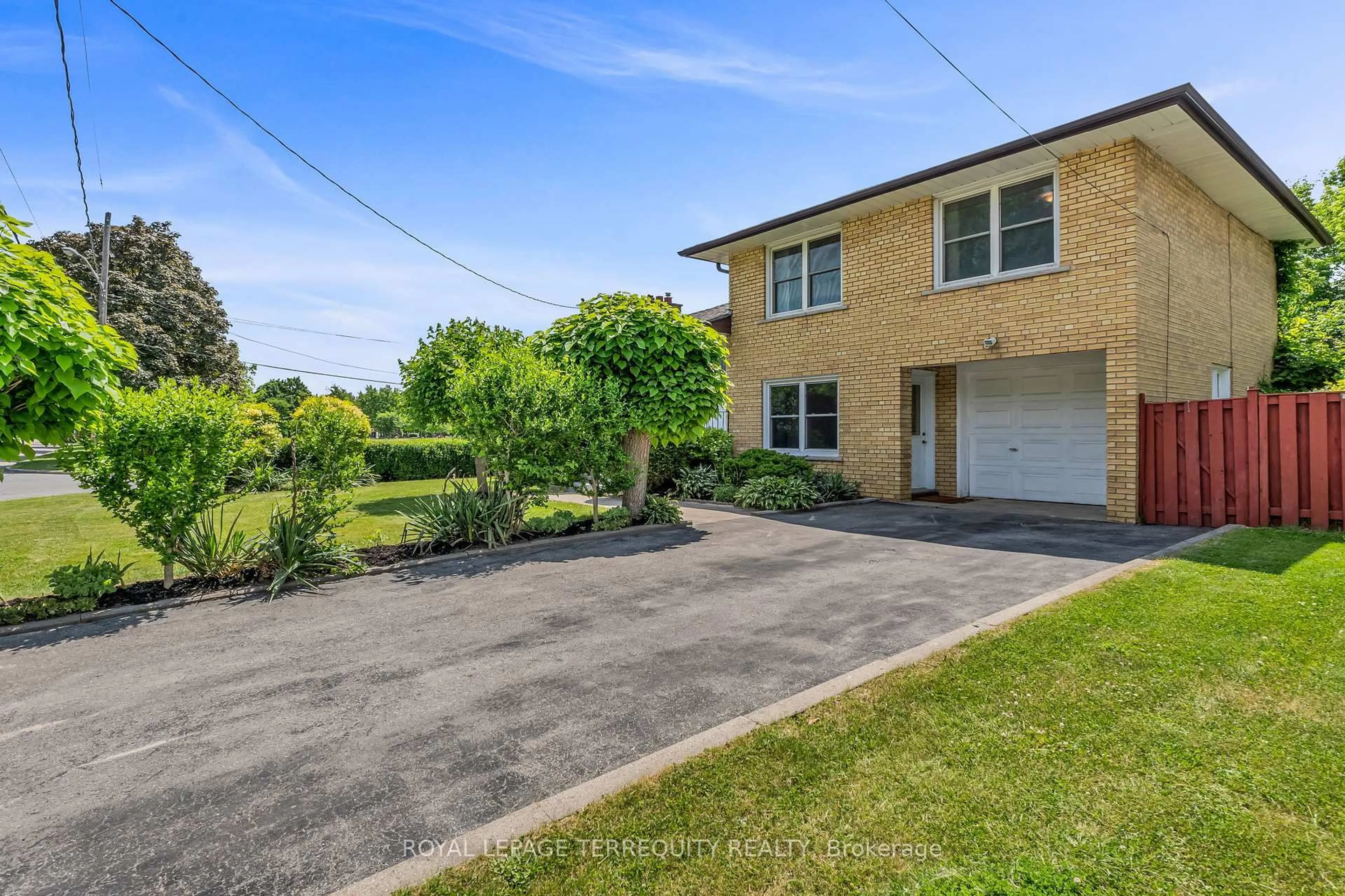 A pic from outside/outdoor area/front of a property/back of a property/a pic from drone, street for 35 Lissom Cres, Toronto Ontario M2R 2P2