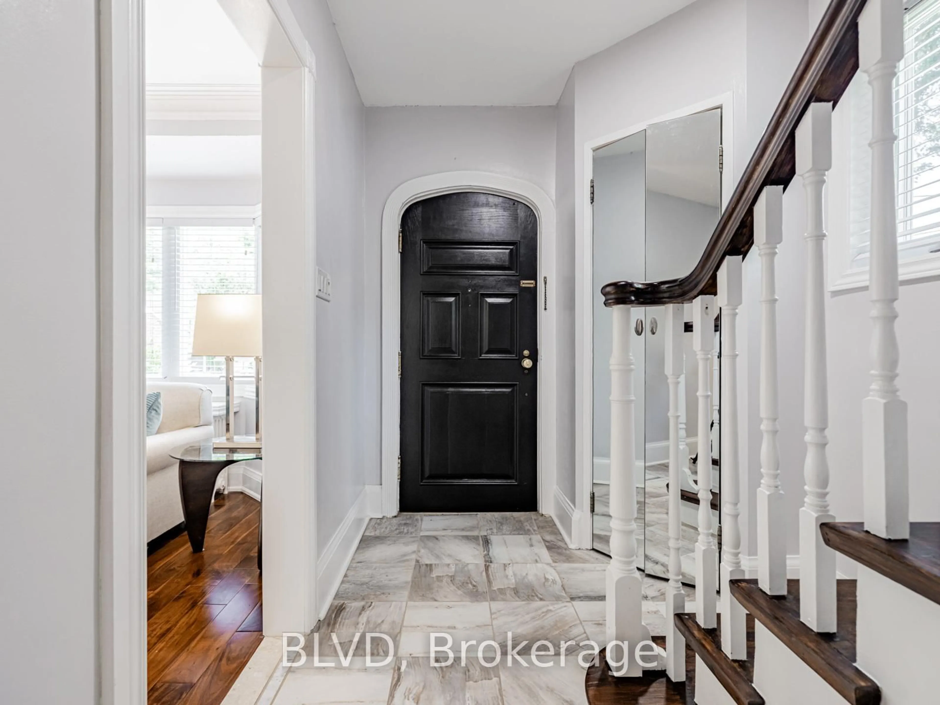 Indoor entryway for 35 Edgecombe Ave, Toronto Ontario M5N 2X1